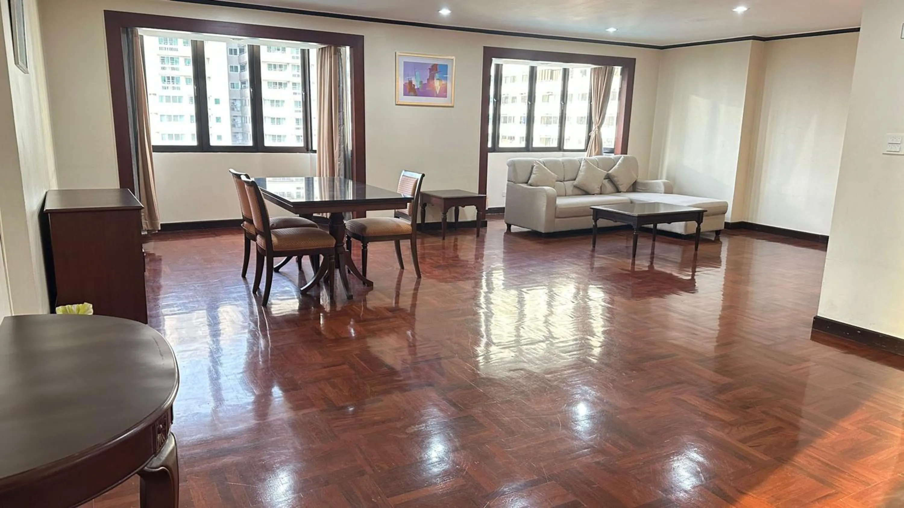 Living room in Omni Tower Cozy Apartments by Direct Rooms