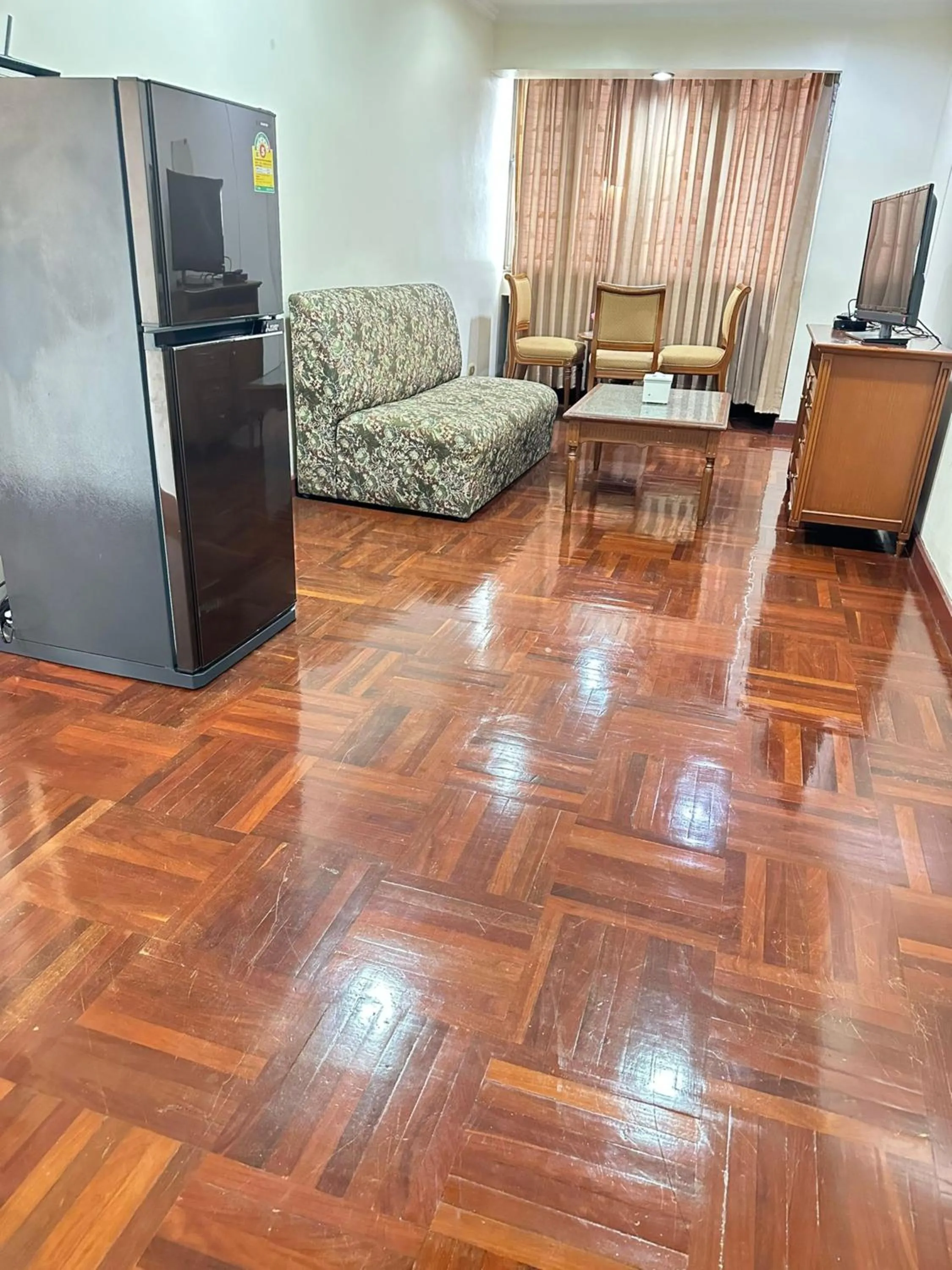 Living room in Omni Tower Cozy Apartments by Direct Rooms