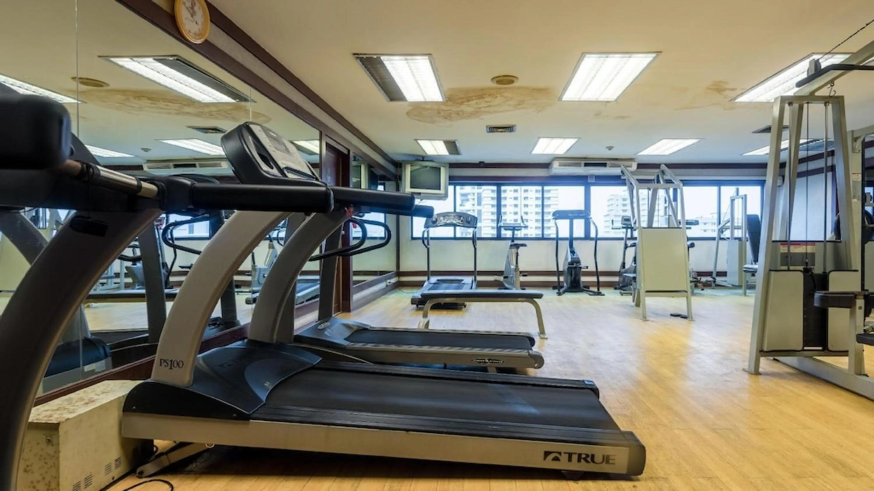 Fitness centre/facilities in Omni Tower Cozy Apartments by Direct Rooms
