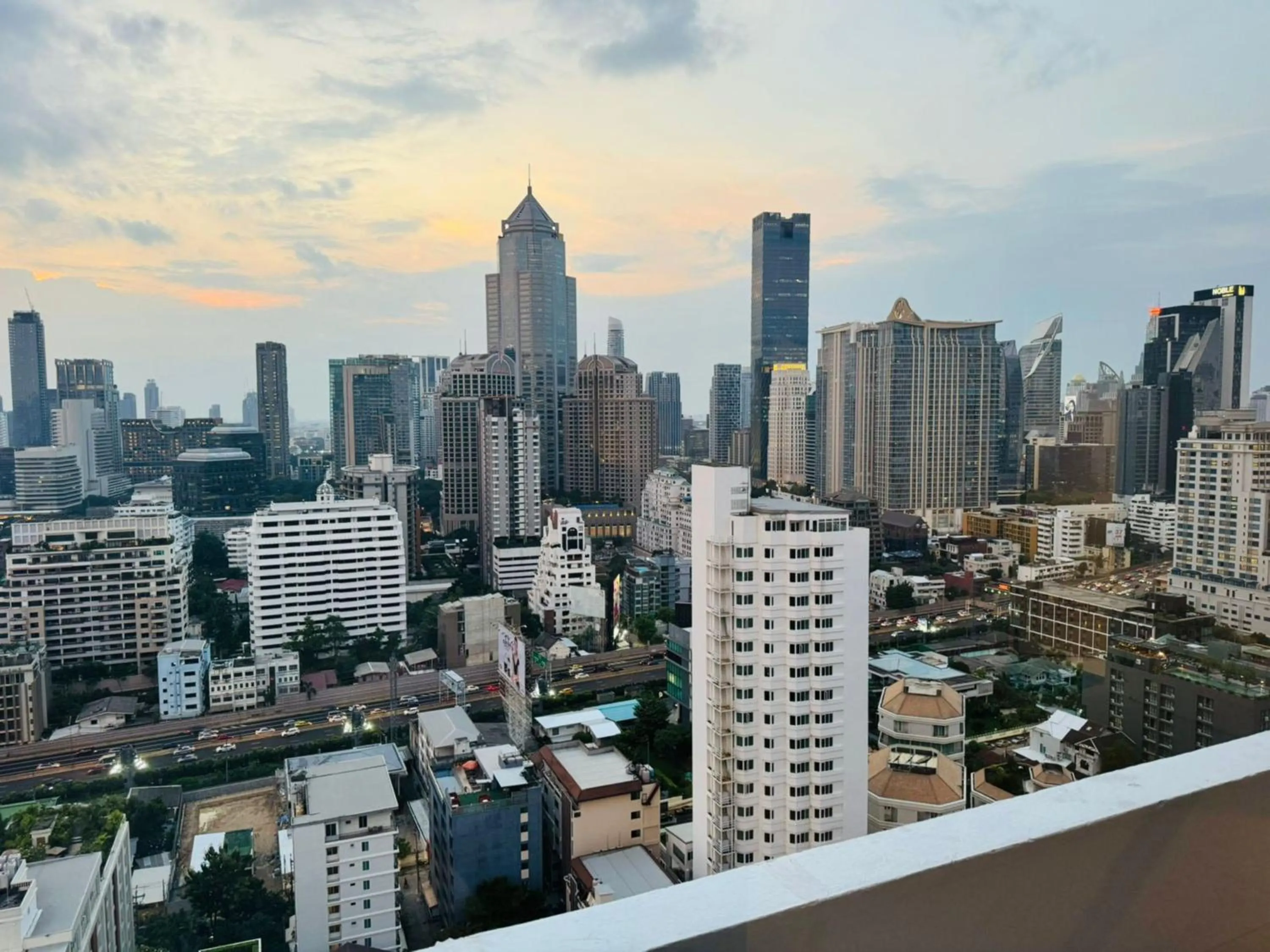 City view in Omni Tower Cozy Apartments by Direct Rooms