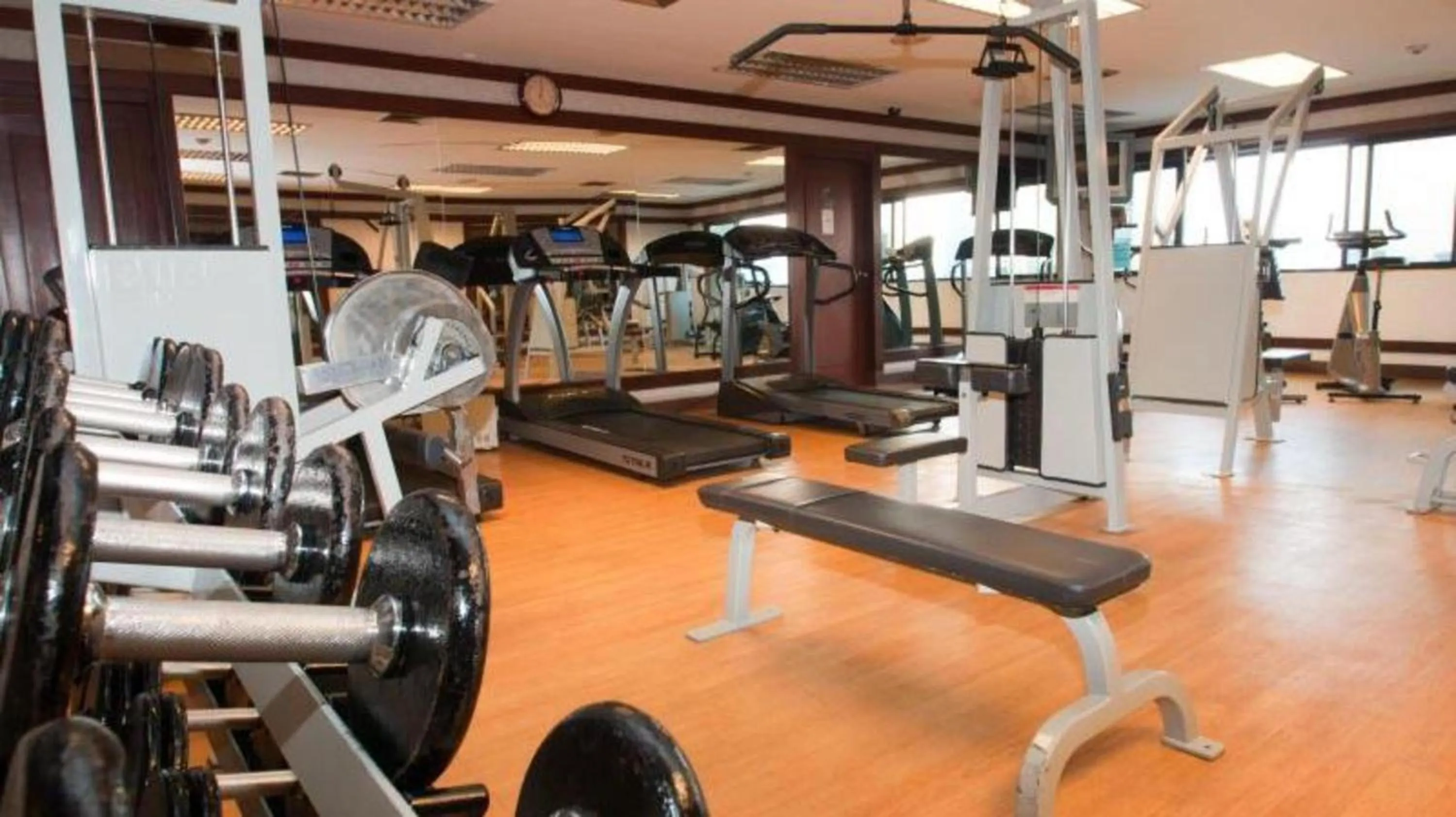 Fitness centre/facilities in Omni Tower Cozy Apartments by Direct Rooms