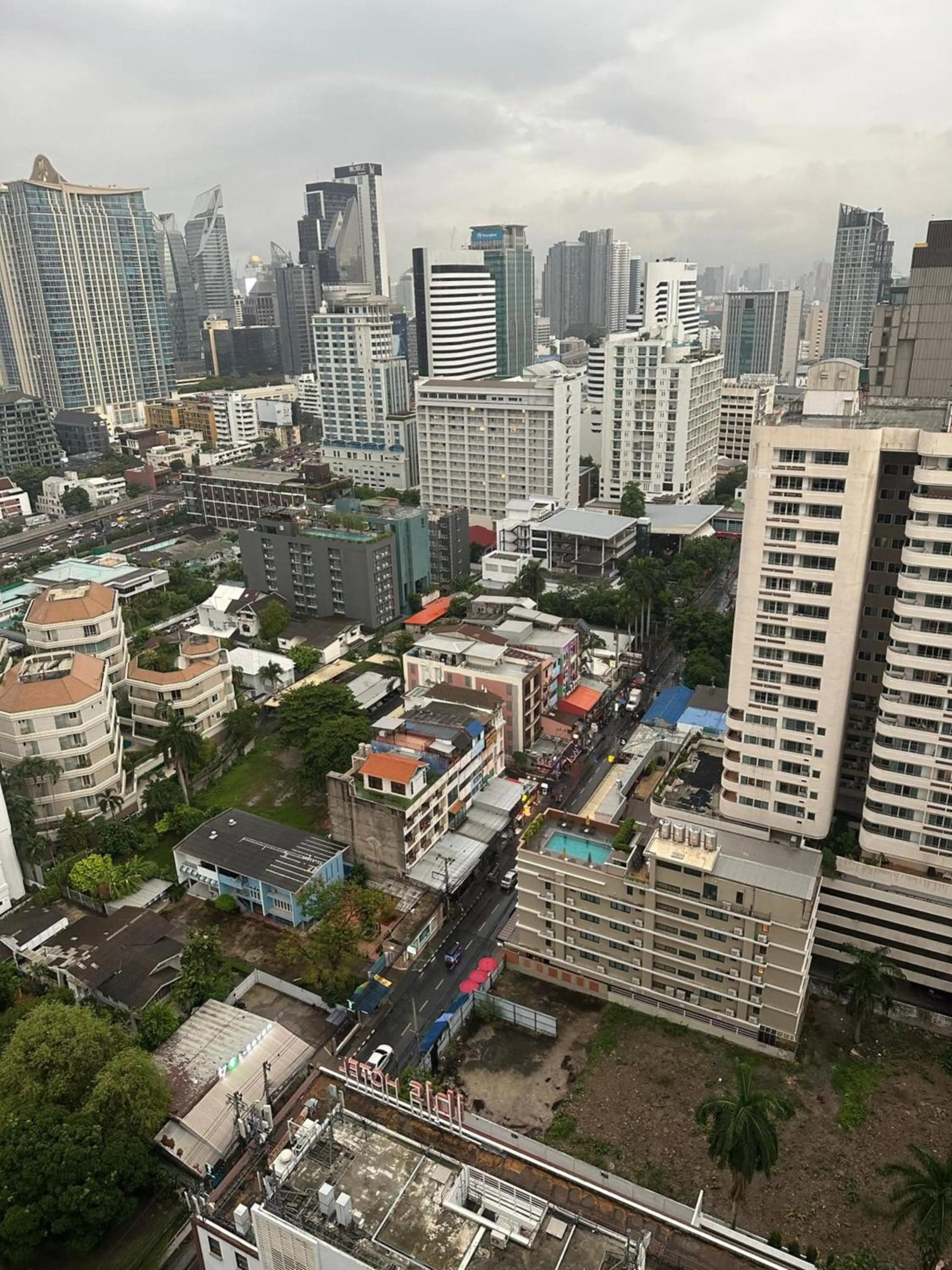 City view in Omni Tower Cozy Apartments by Direct Rooms