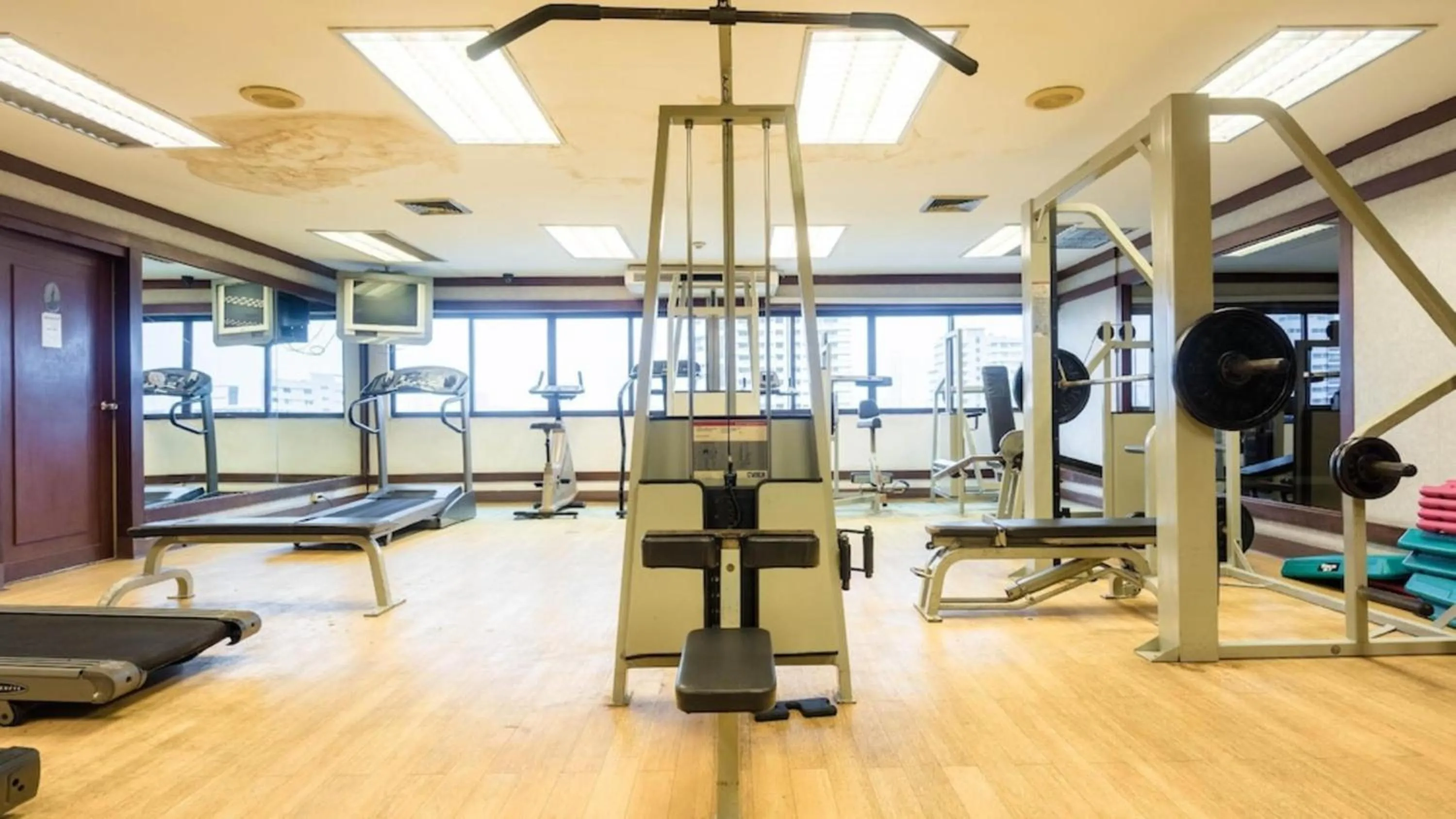 Fitness centre/facilities in Omni Tower Cozy Apartments by Direct Rooms