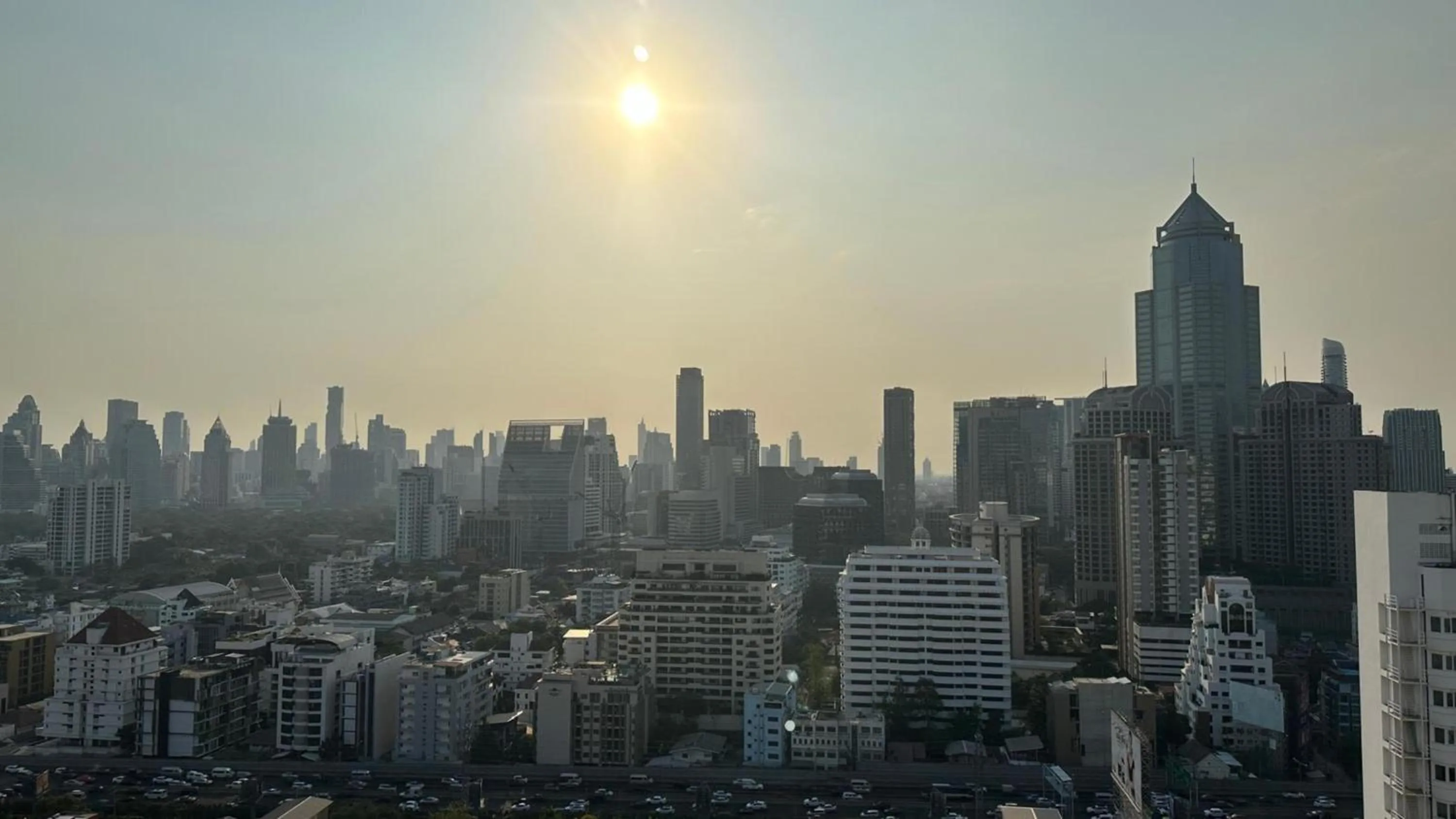 City view in Omni Tower Cozy Apartments by Direct Rooms