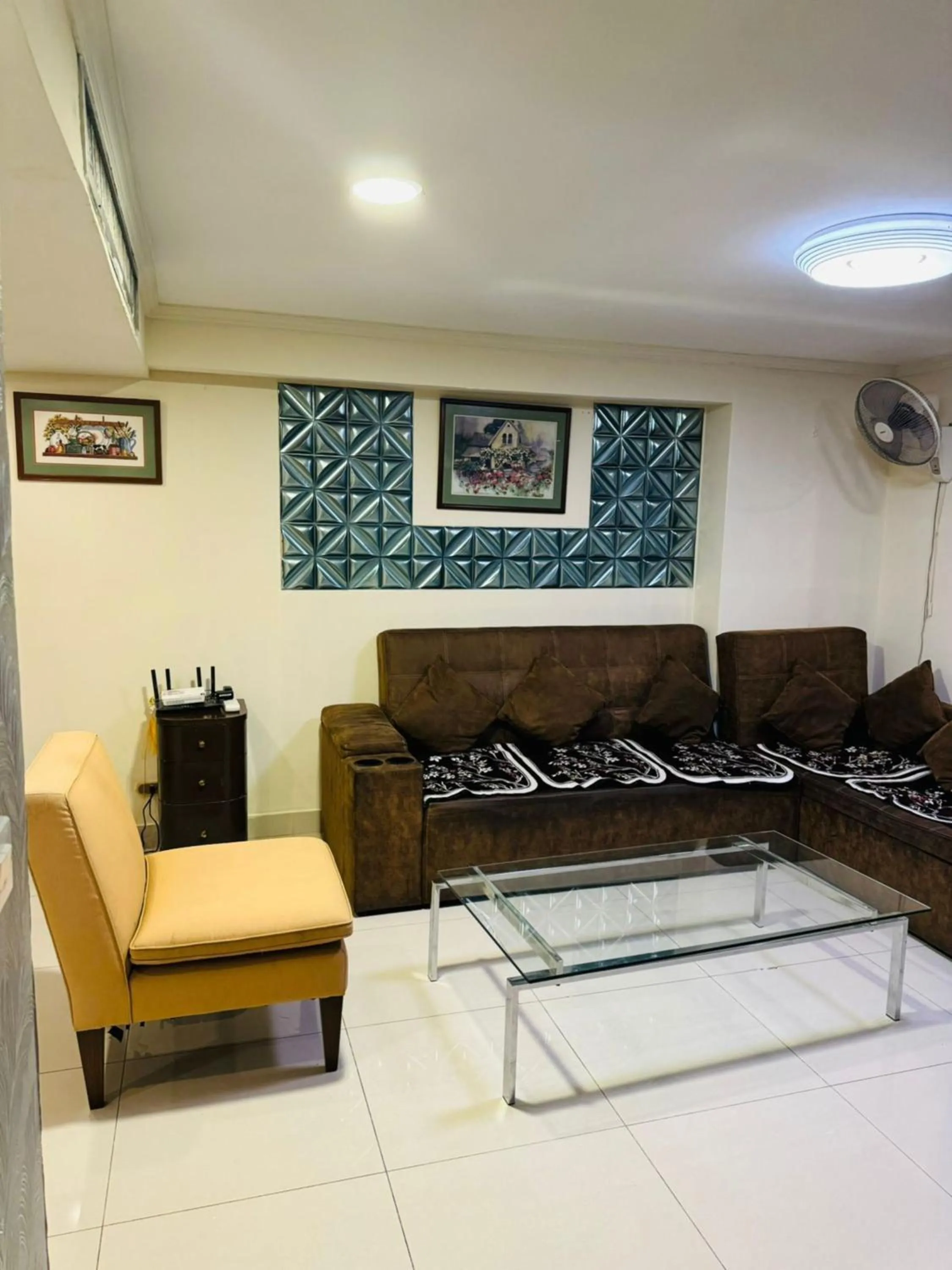 Living room in Omni Tower Cozy Apartments by Direct Rooms