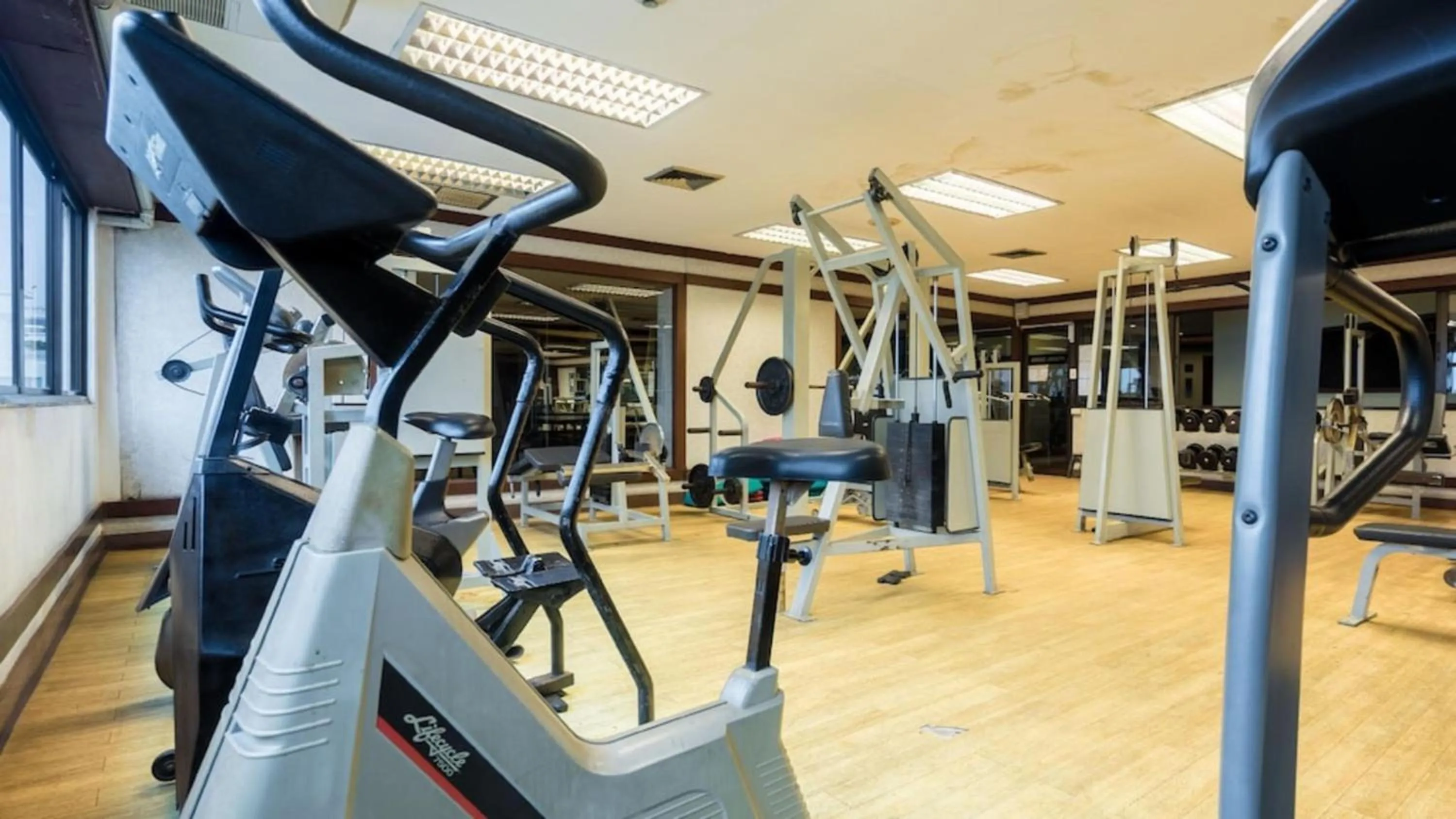 Fitness centre/facilities in Omni Tower Cozy Apartments by Direct Rooms