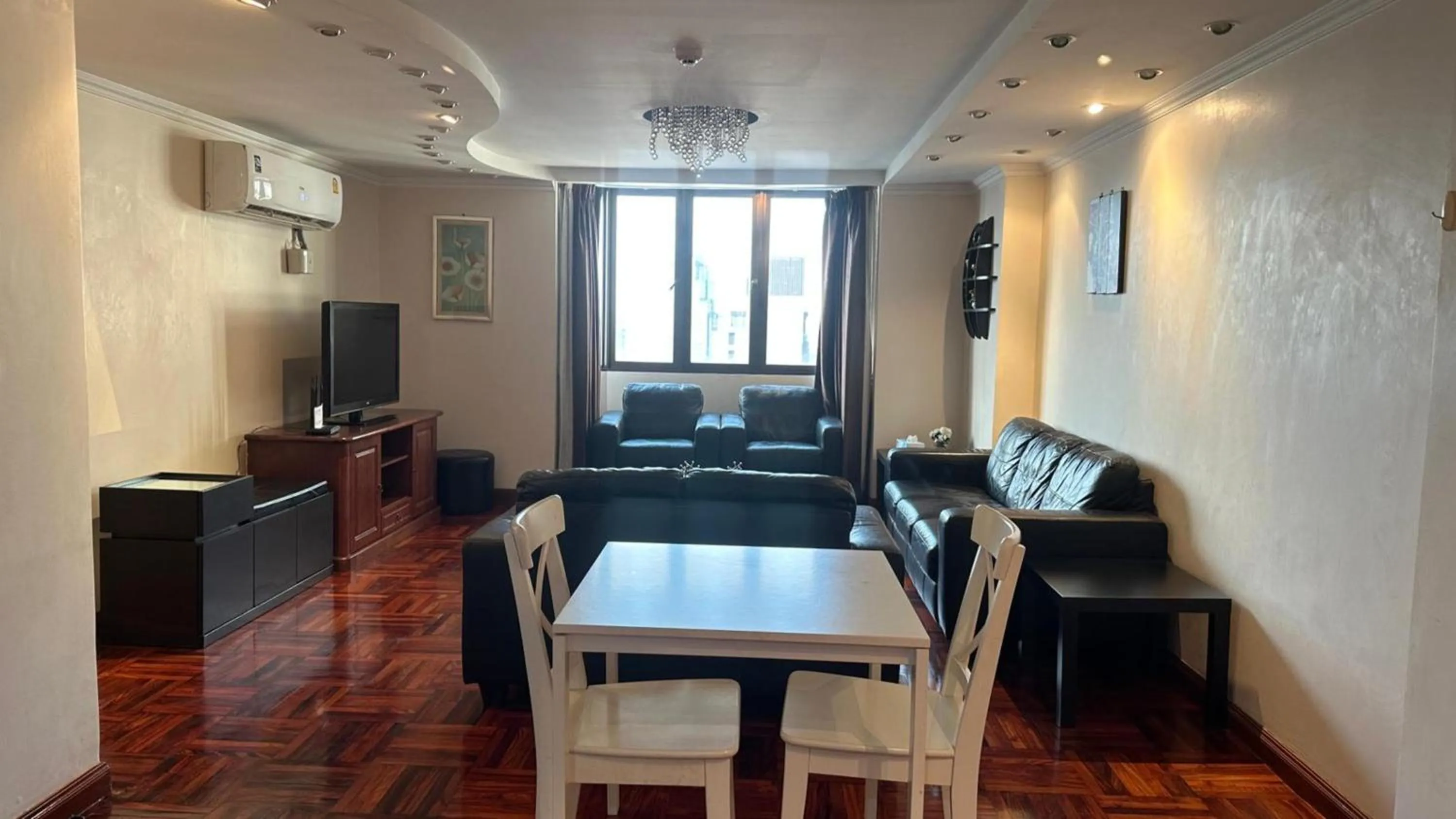 Living room in Omni Tower Cozy Apartments by Direct Rooms