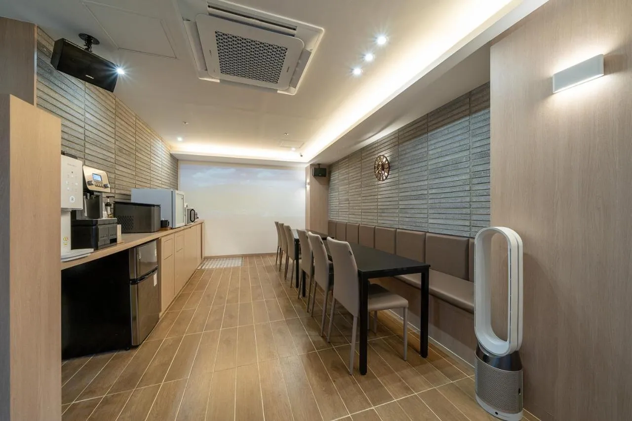 Hound Hotel Gimhae Samgye