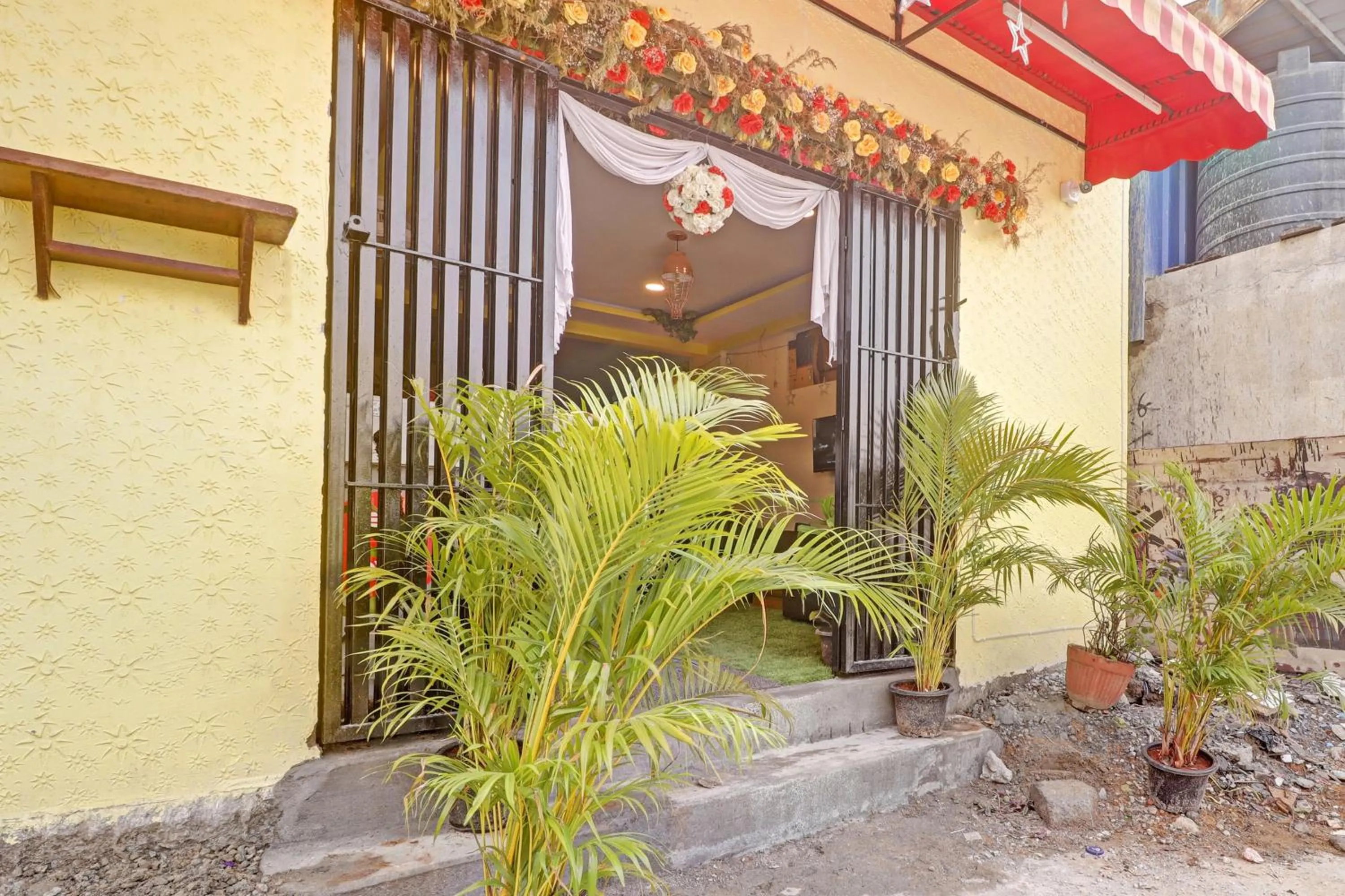 Facade/entrance in Hotel O PALMS INN ROOMS