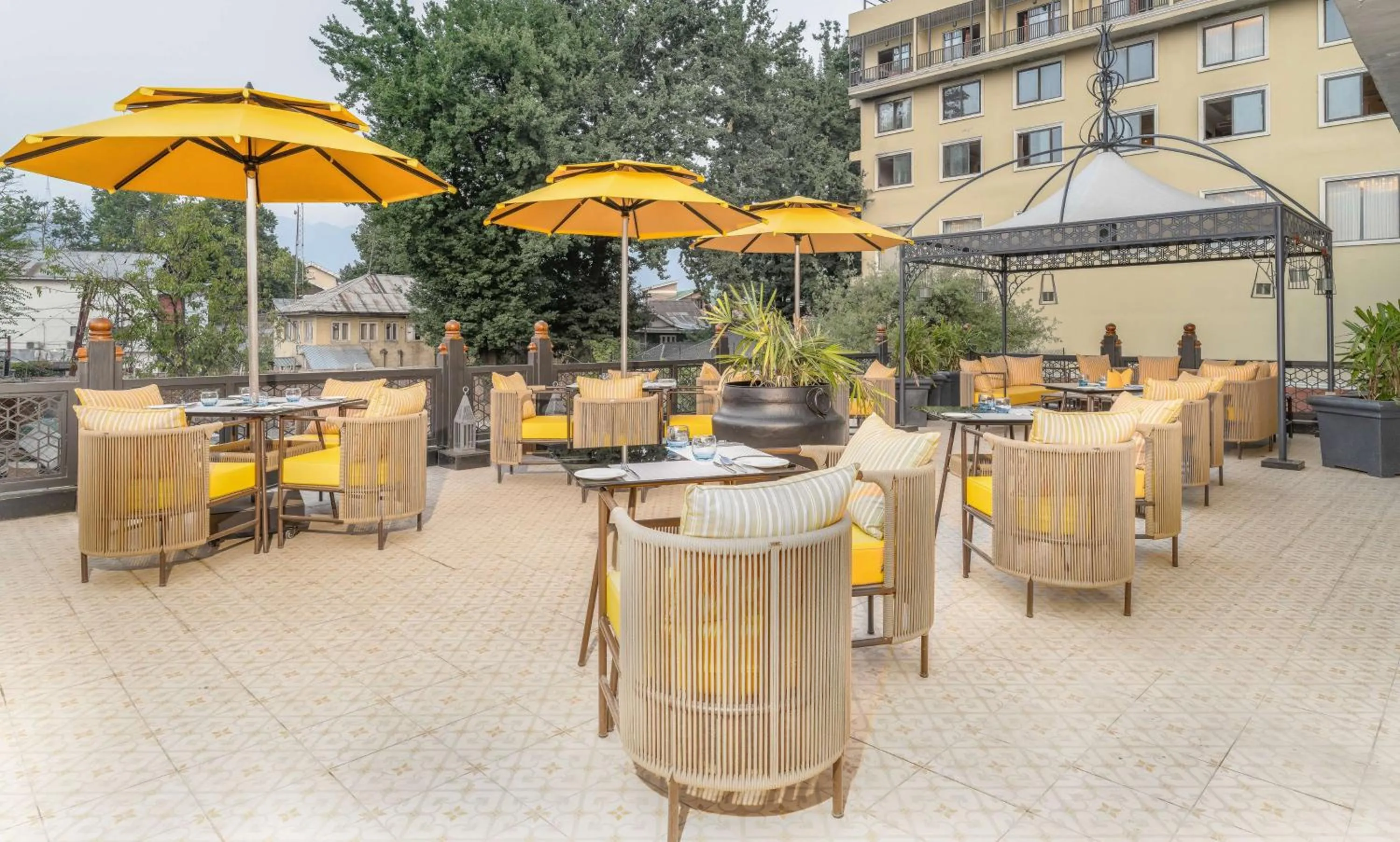 Restaurant/places to eat in Radisson Collection Hotel & Spa, Riverfront Srinagar