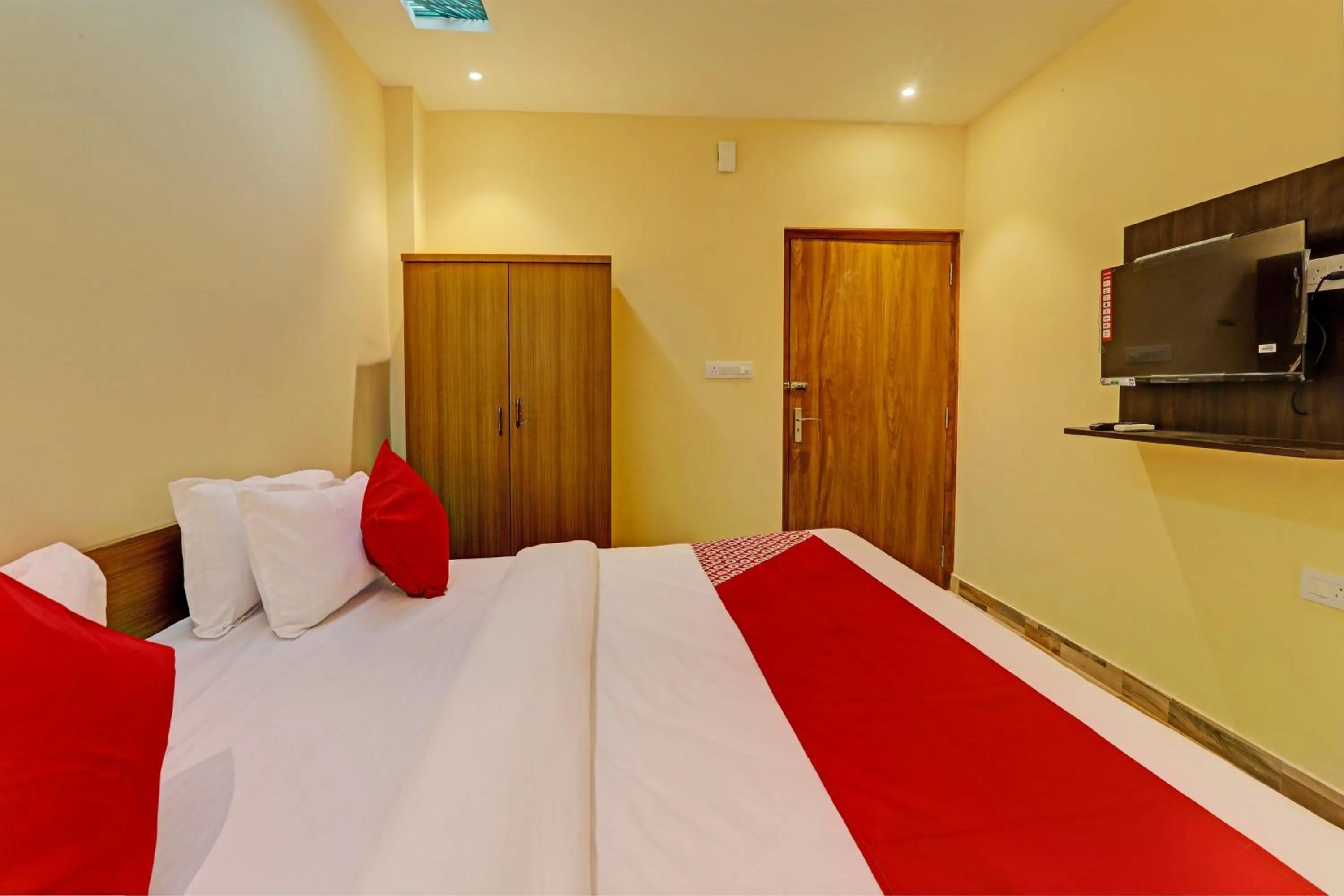 Bedroom in Hotel O Royal Regency Palace