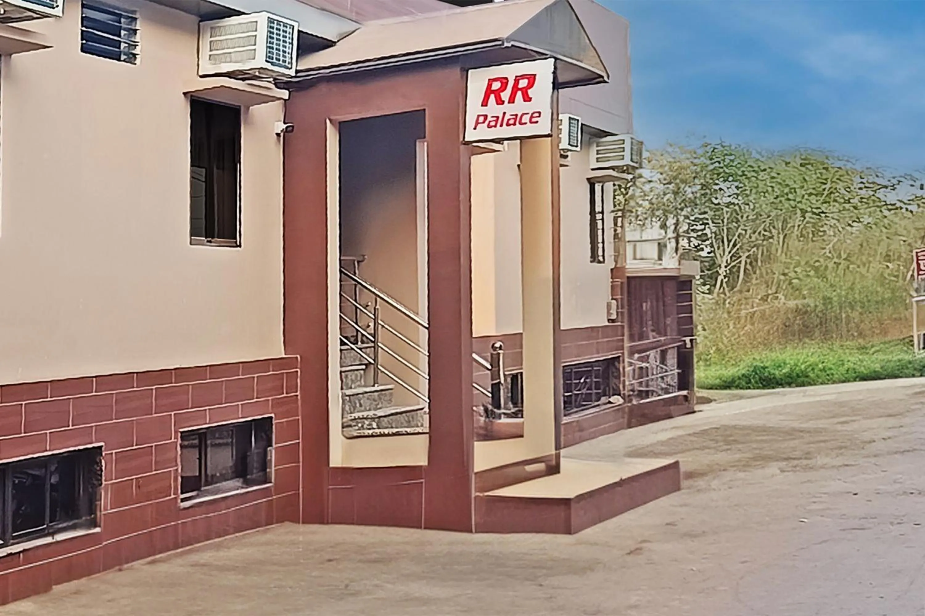 Facade/entrance in Hotel O Royal Regency Palace