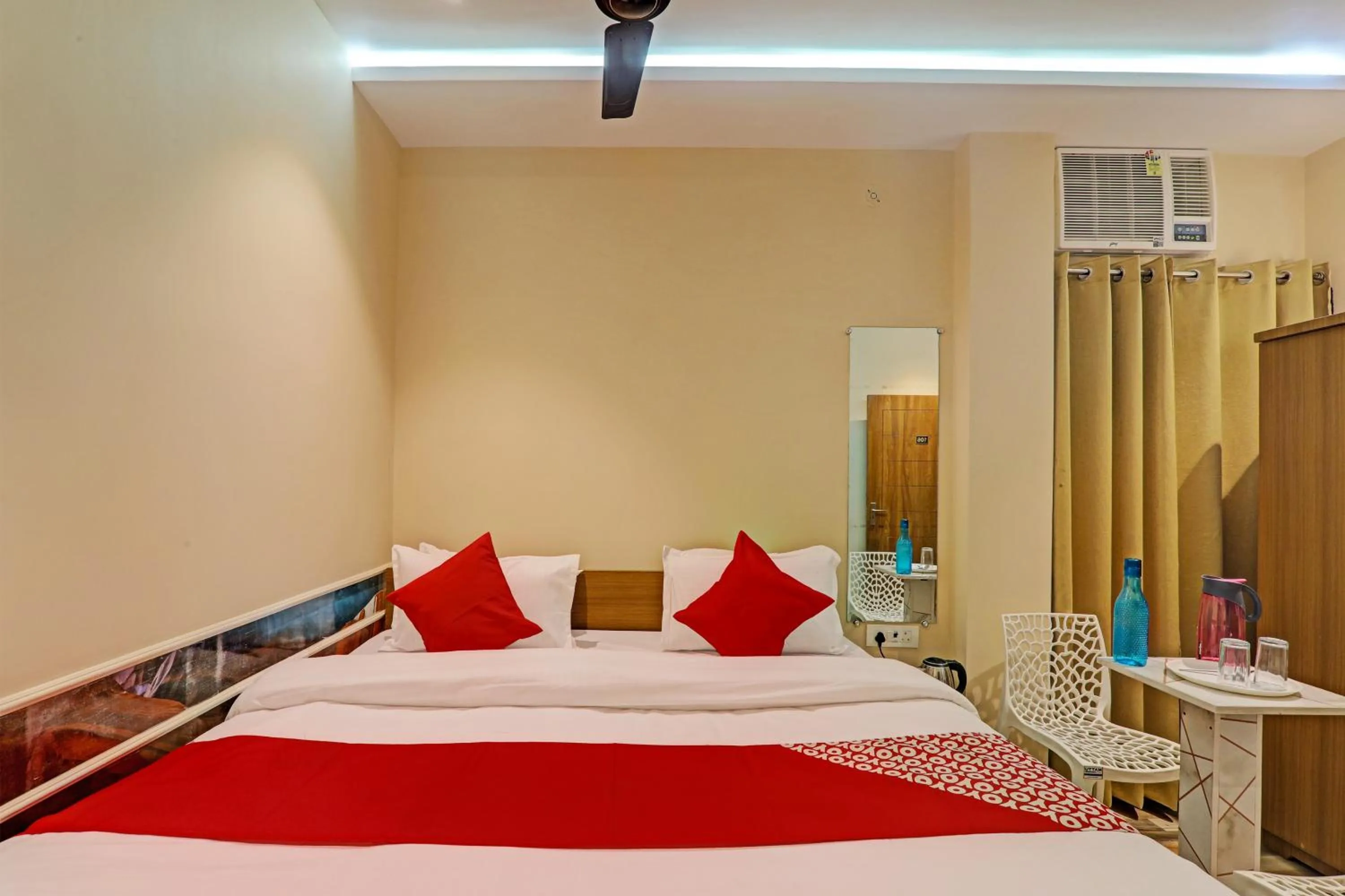 Bedroom in Hotel O Royal Regency Palace