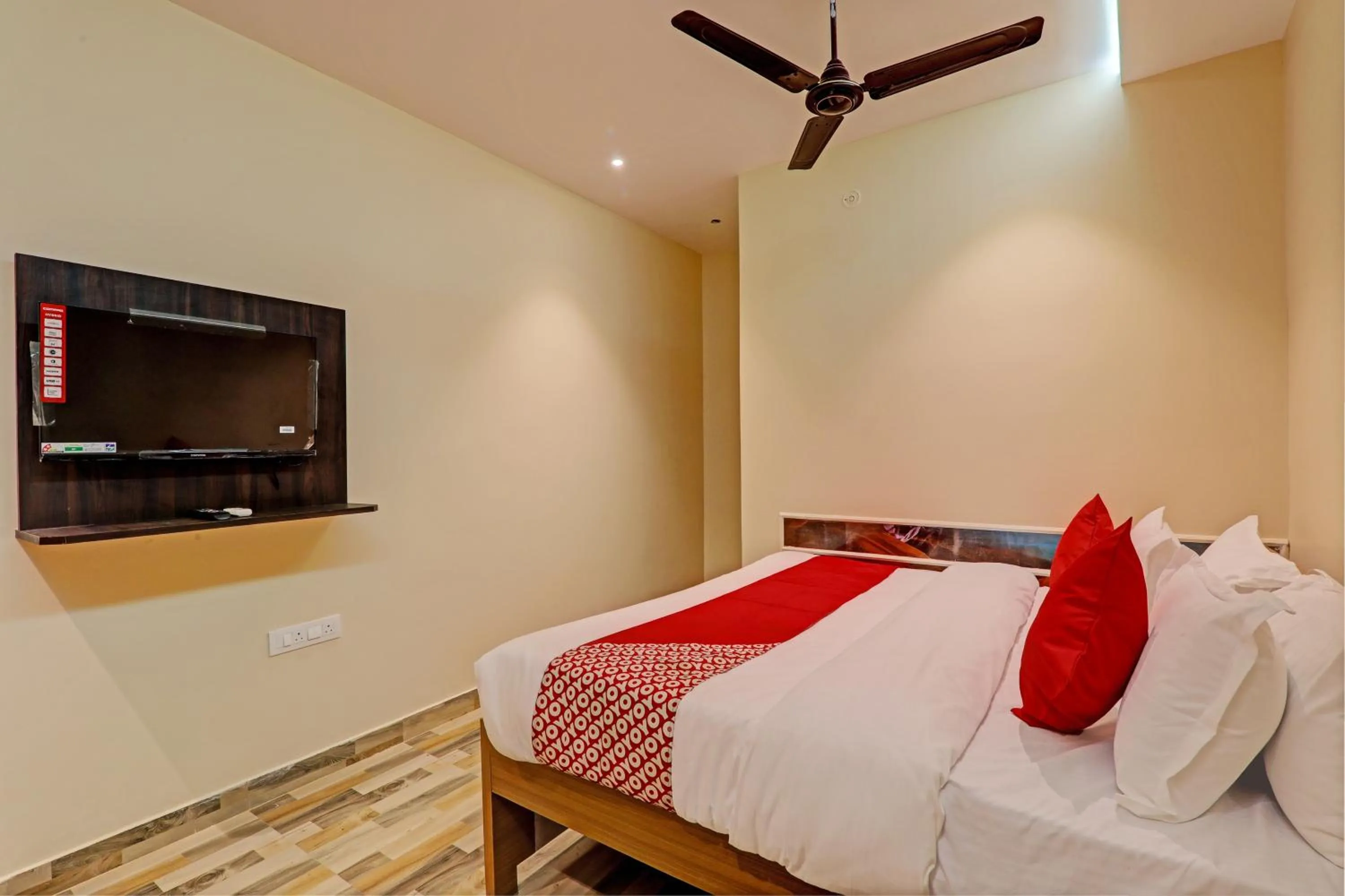 Bedroom in Hotel O Royal Regency Palace