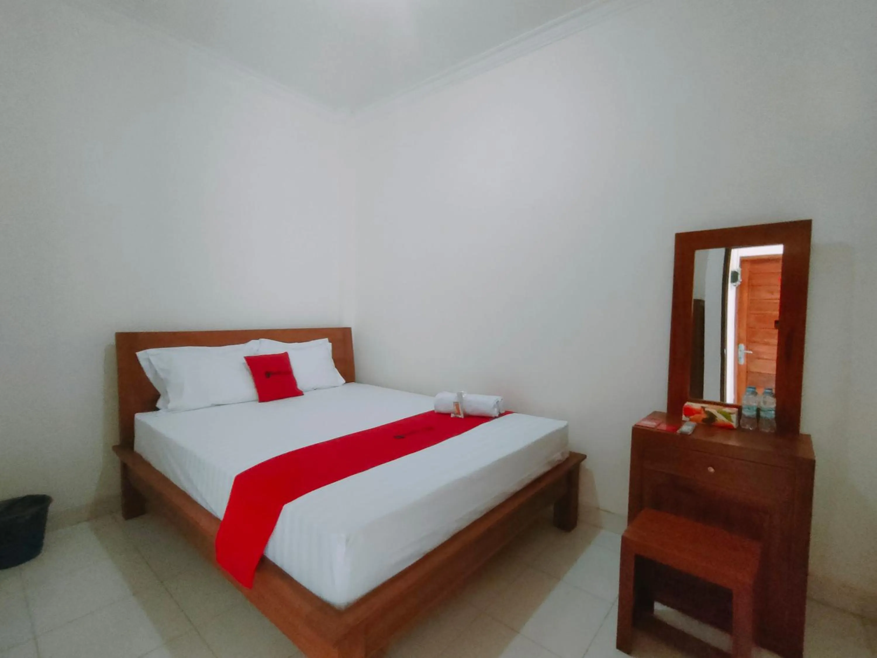 Bedroom, Bed in RedDoorz Syariah near Jogja Expo Center