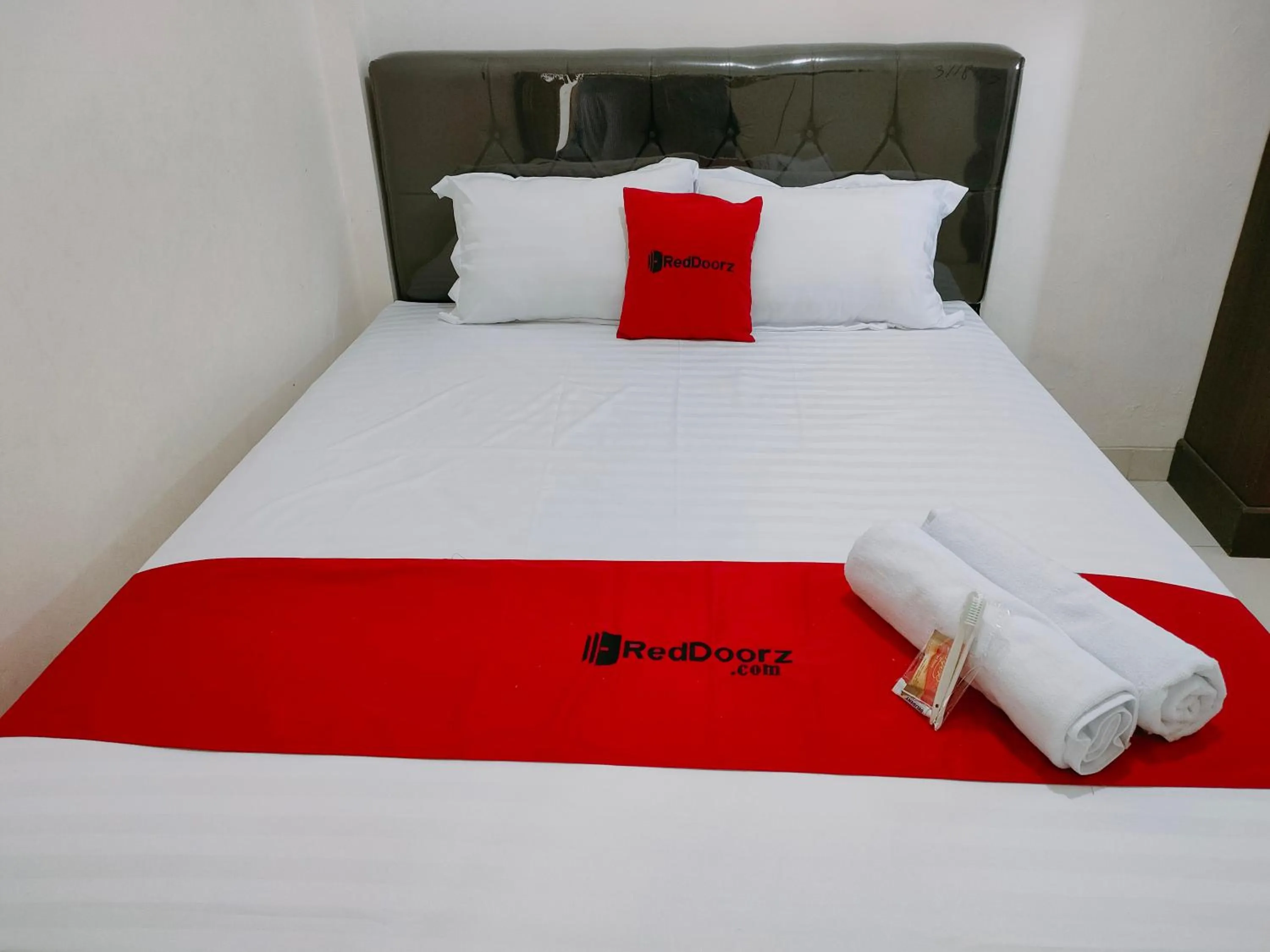 Bedroom, Bed in RedDoorz Syariah near Jogja Expo Center