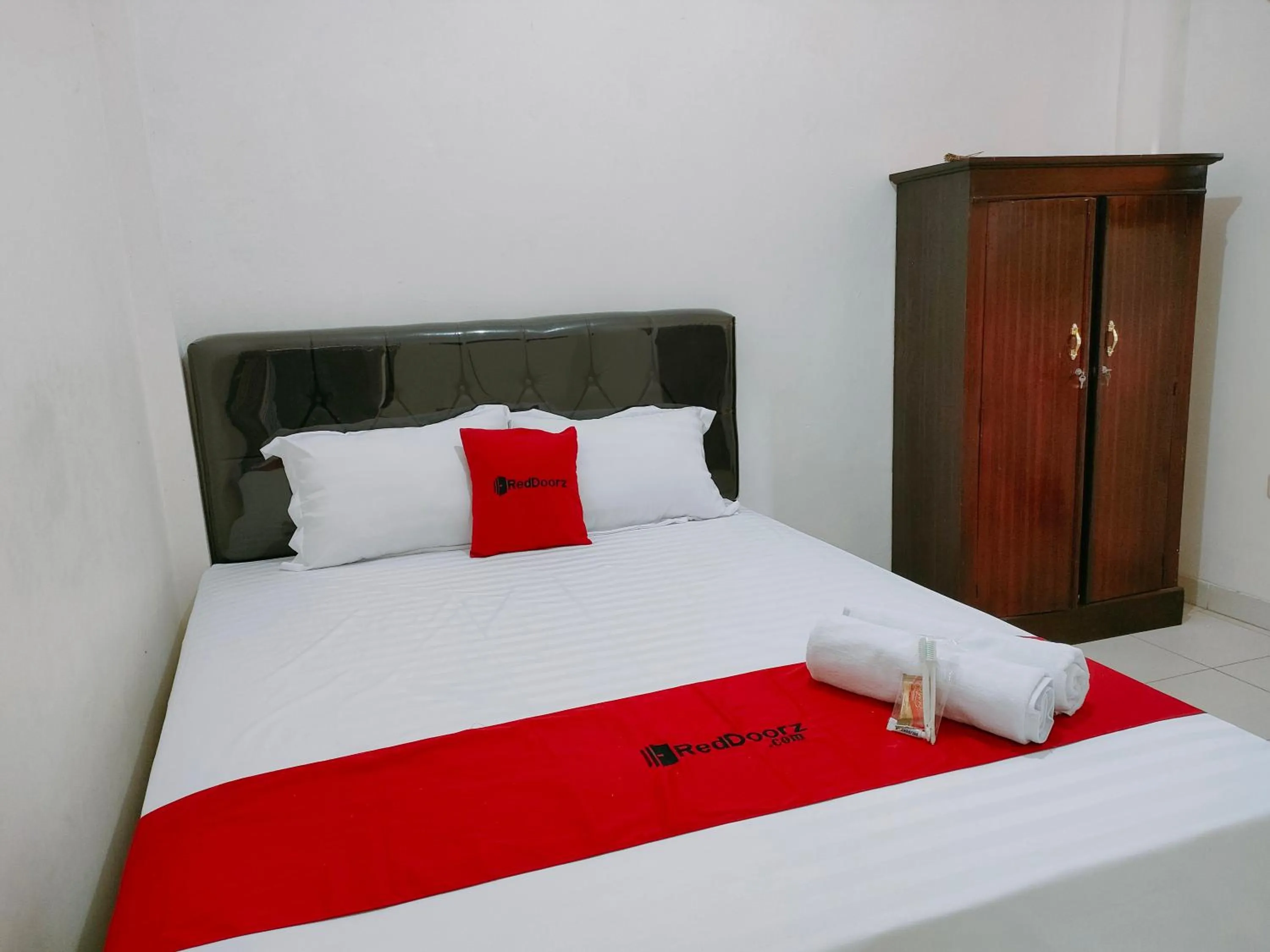 Bedroom, Bed in RedDoorz Syariah near Jogja Expo Center