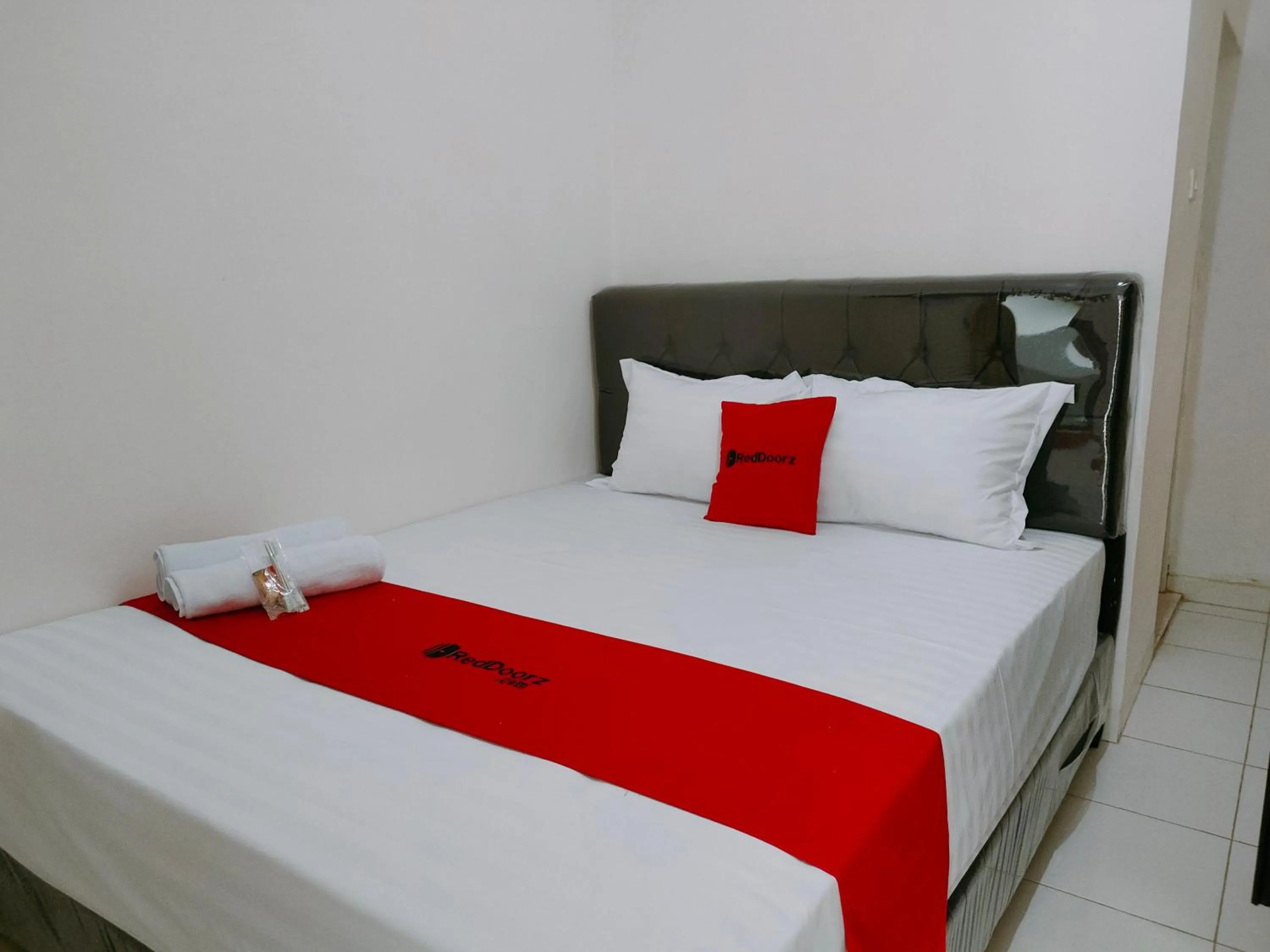 Bedroom, Bed in RedDoorz Syariah near Jogja Expo Center