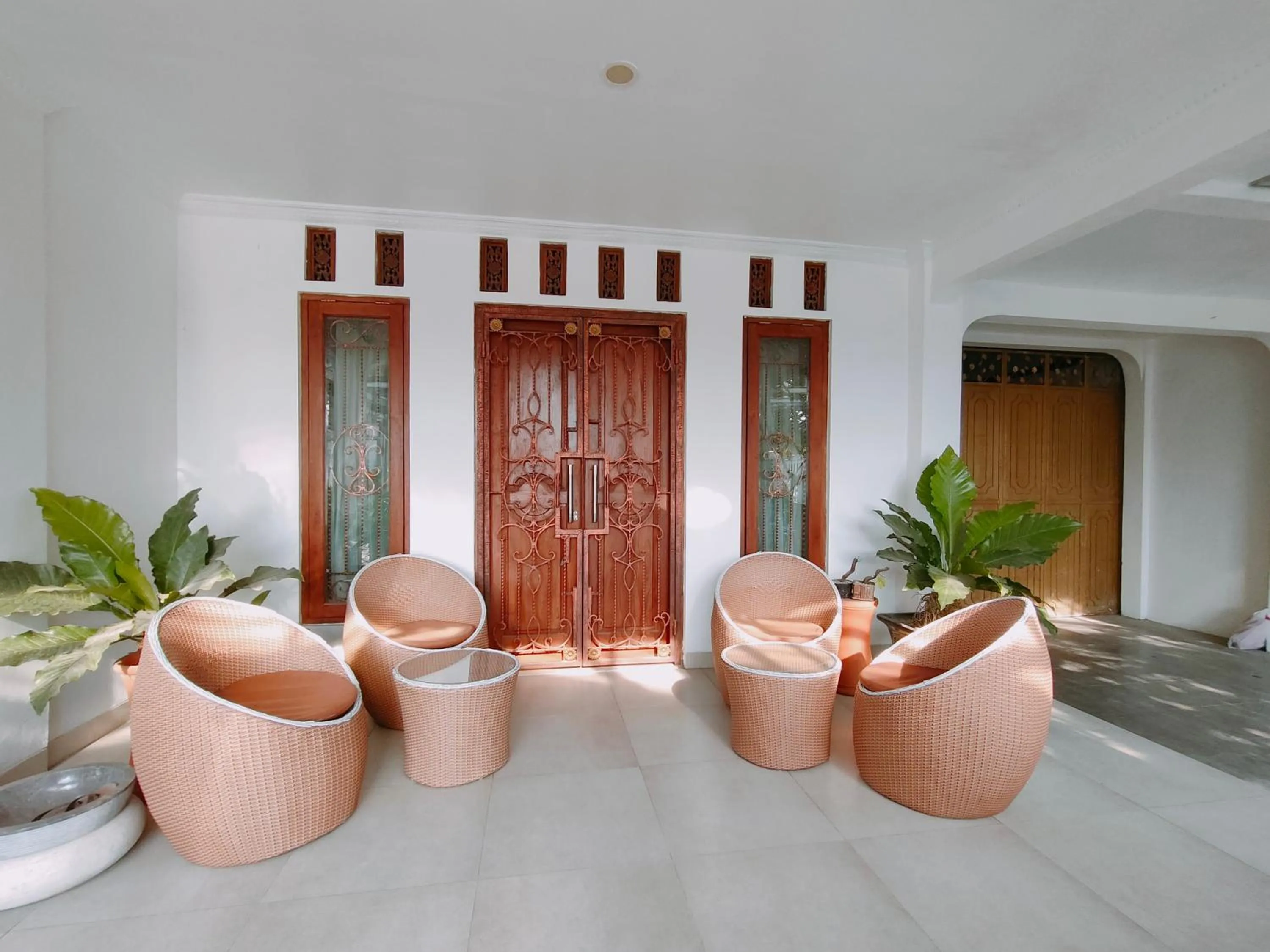 Seating area in RedDoorz Syariah near Jogja Expo Center