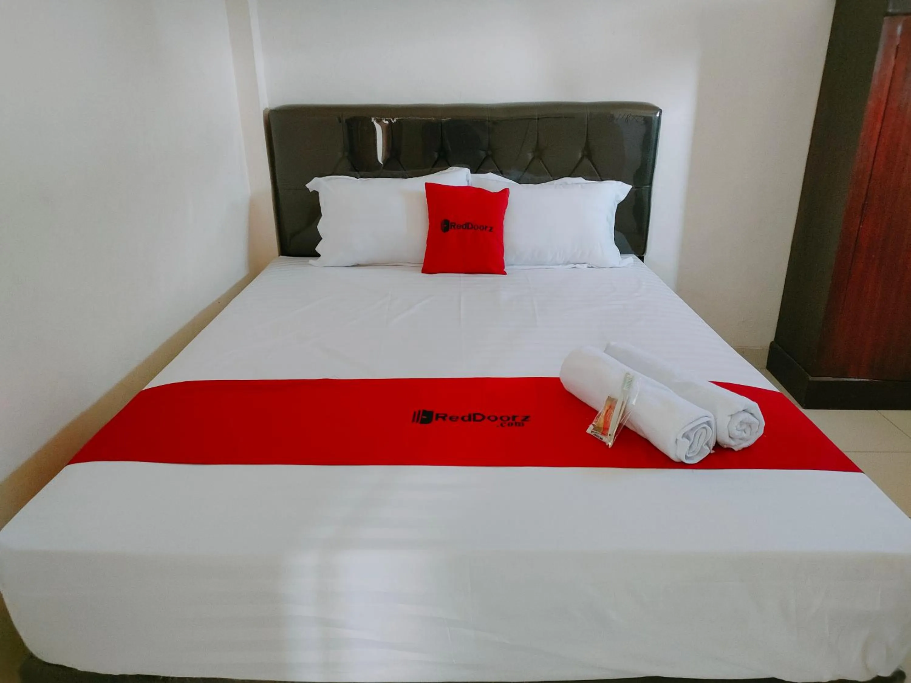 Bedroom, Bed in RedDoorz Syariah near Jogja Expo Center