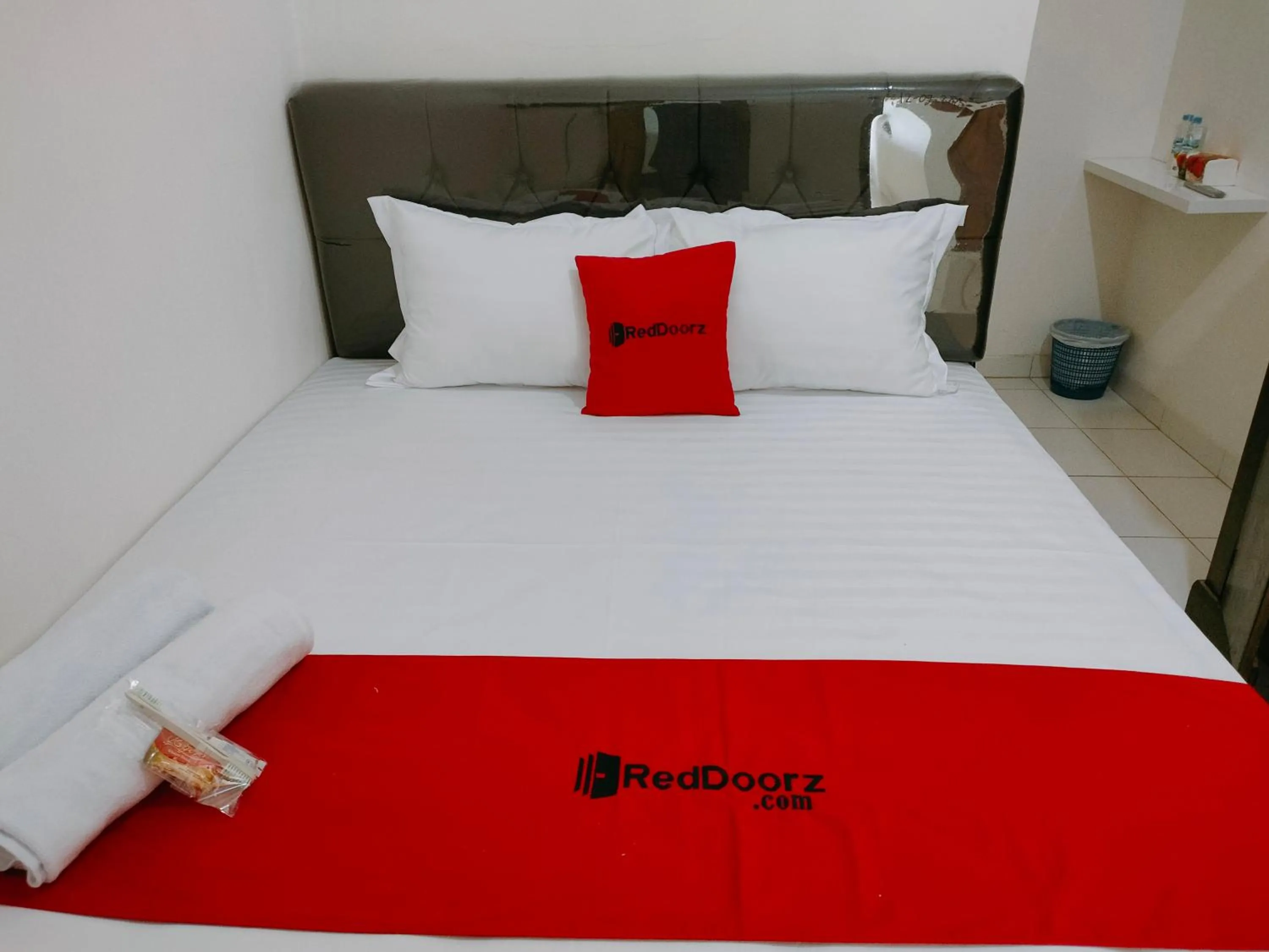 Bedroom, Bed in RedDoorz Syariah near Jogja Expo Center