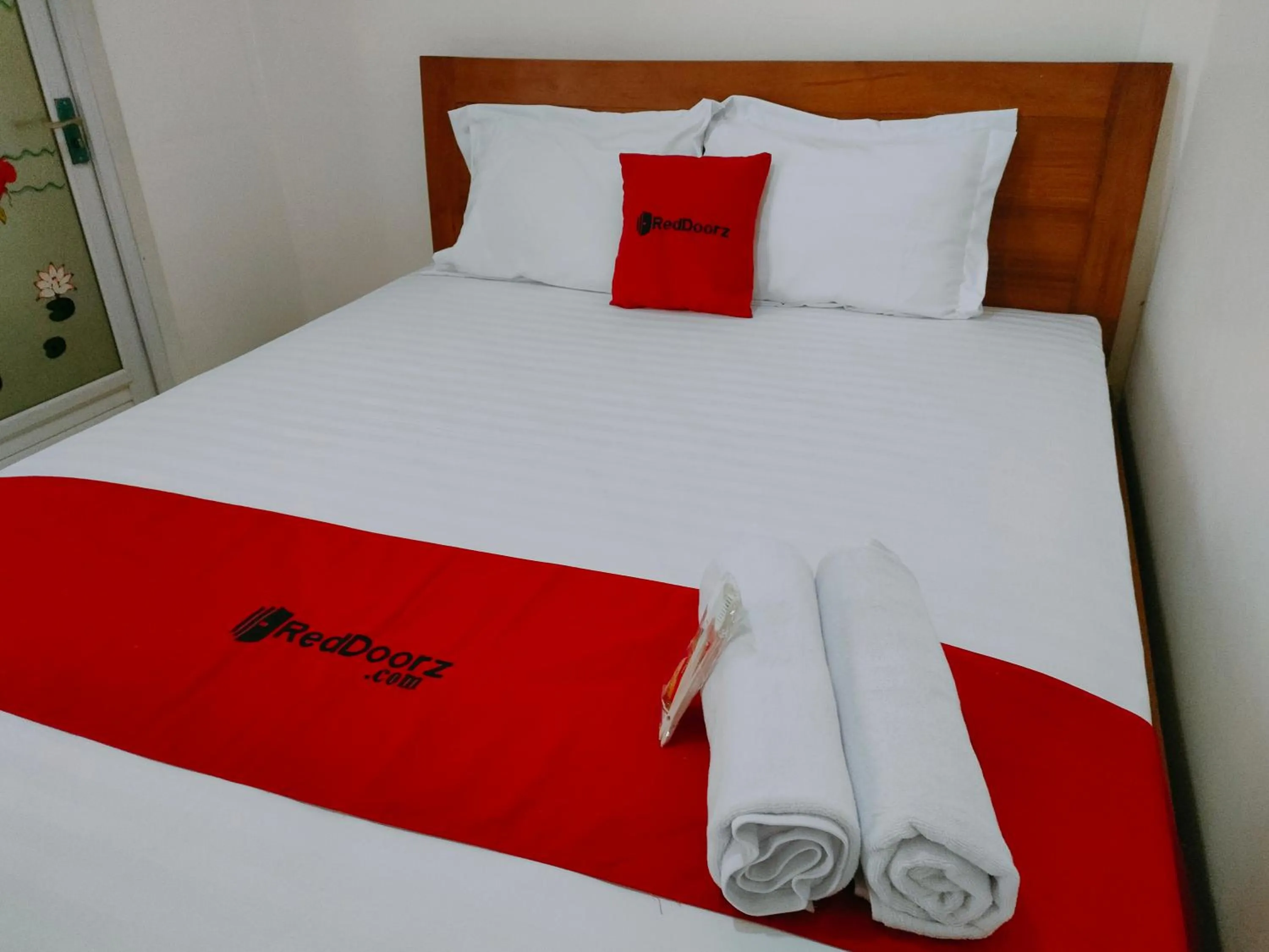 Bedroom, Bed in RedDoorz Syariah near Jogja Expo Center