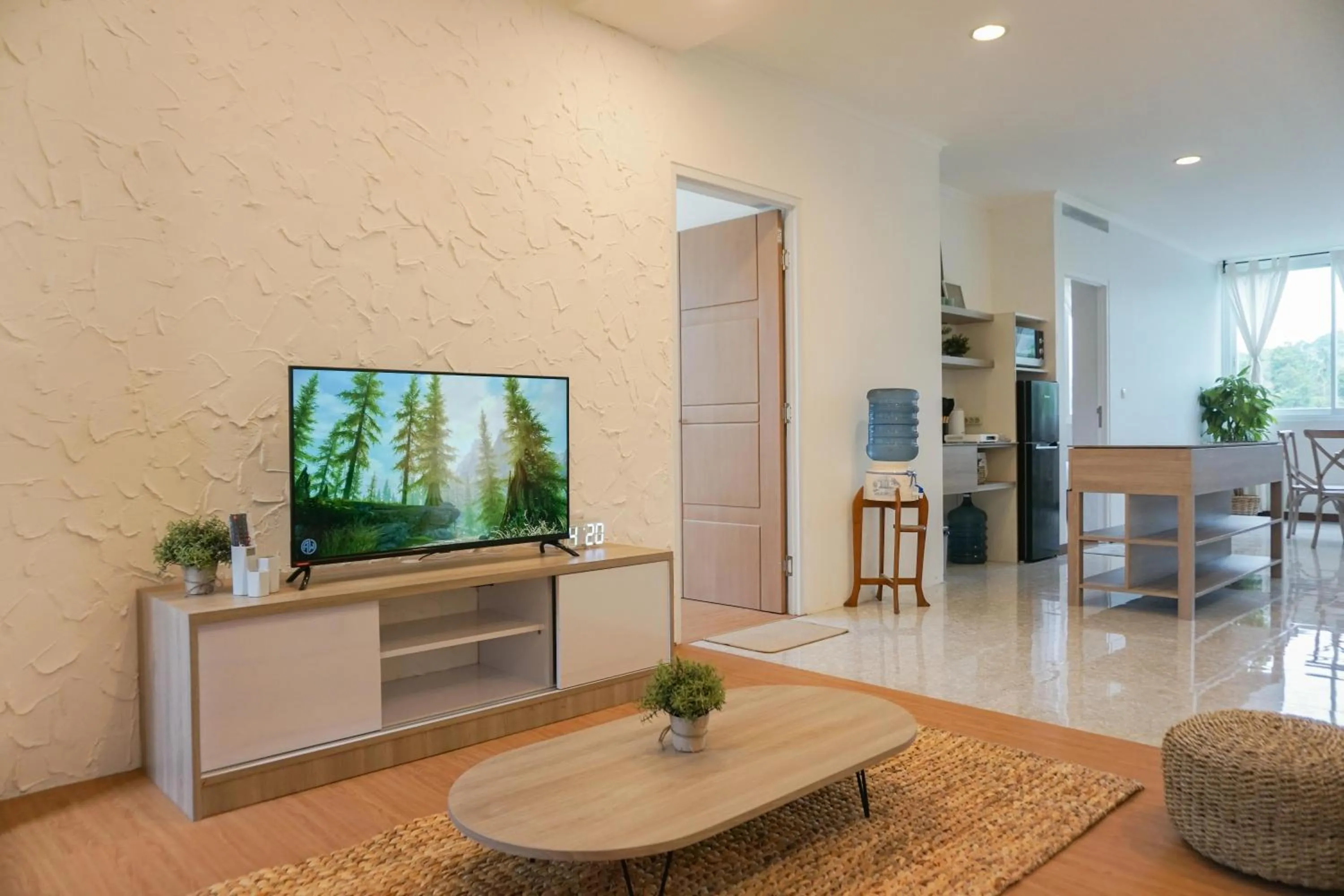 Communal lounge/ TV room in Over Easy Apartment