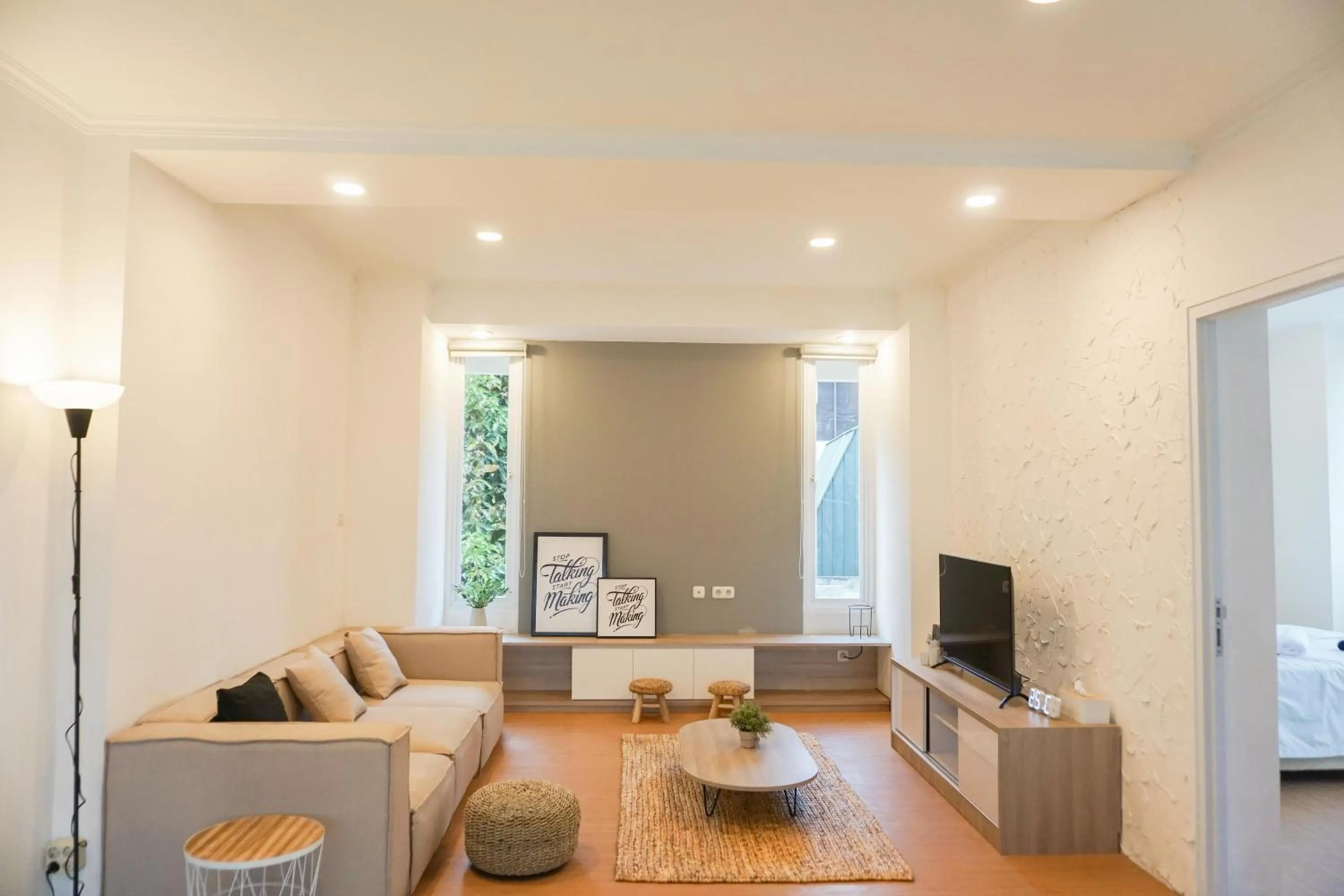 Communal lounge/ TV room in Over Easy Apartment