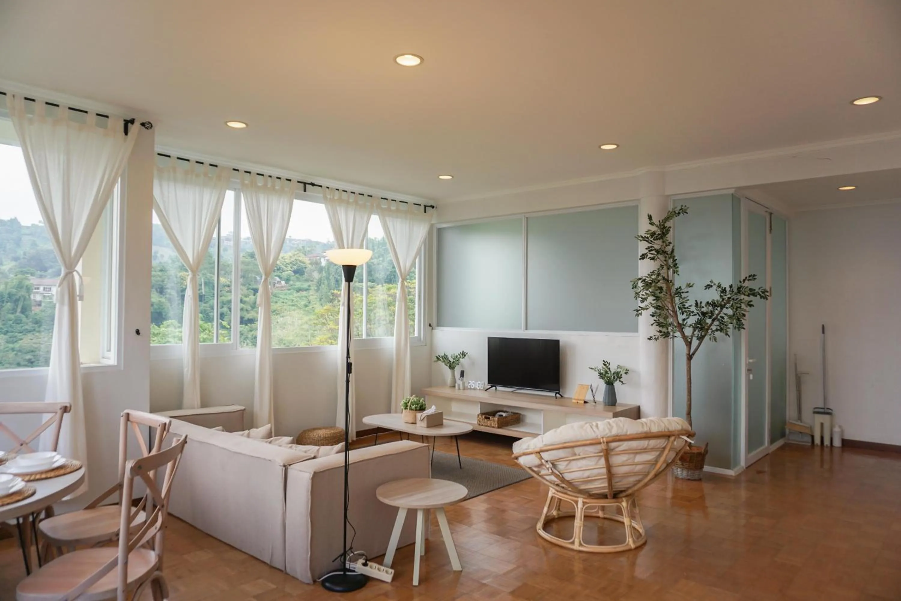 Communal lounge/ TV room in Over Easy Apartment