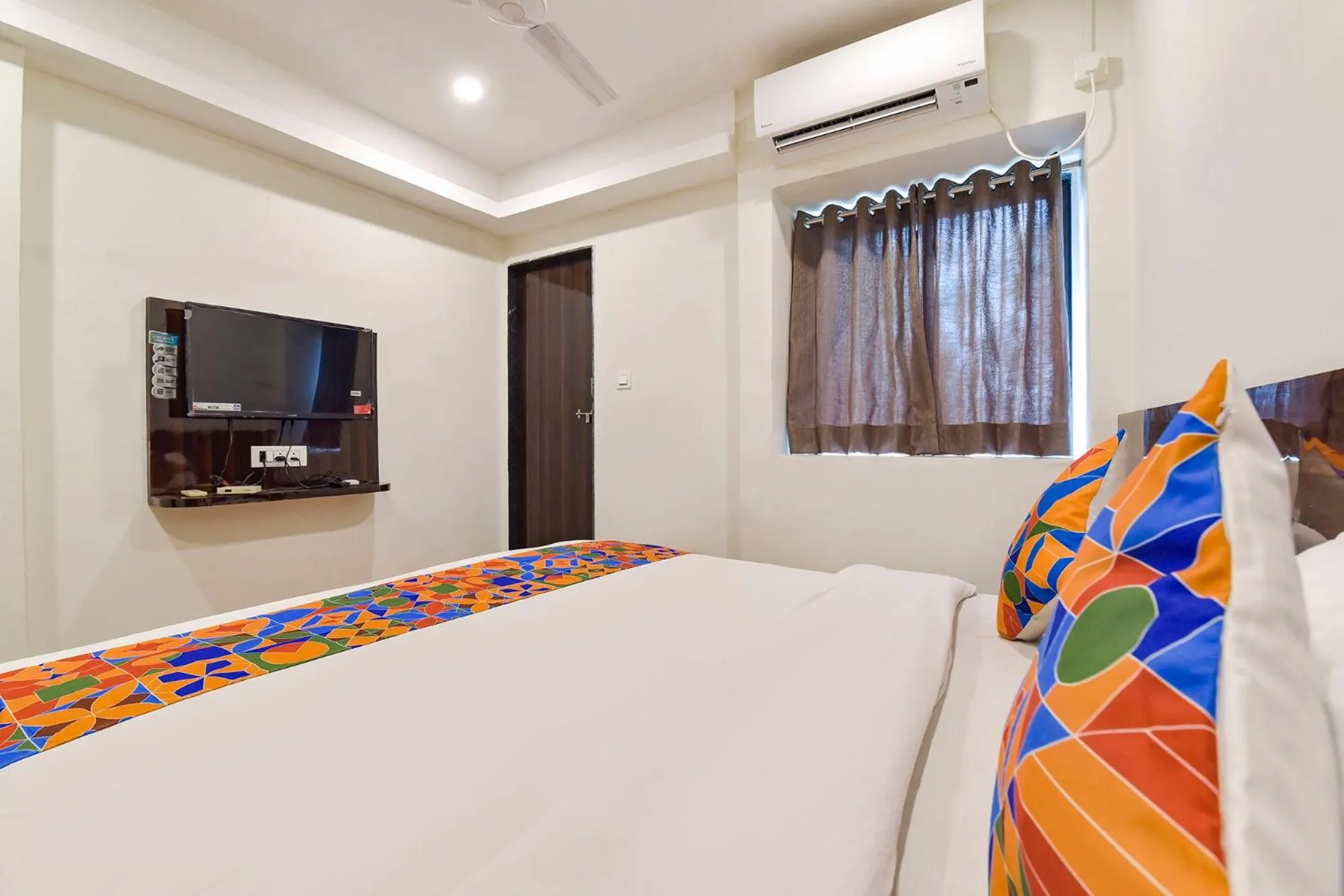 Communal lounge/ TV room, Bed in Via Shri Krishna