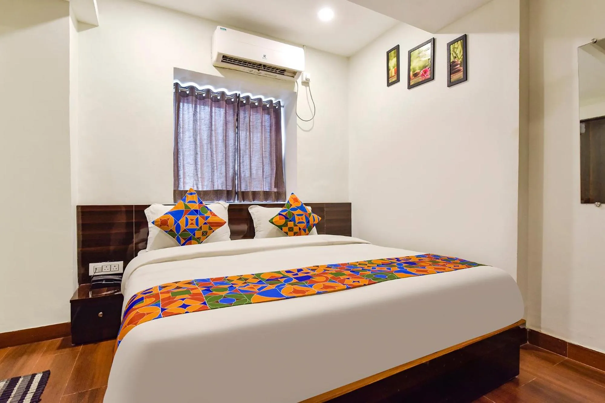 Living room, Bed in Via Shri Krishna