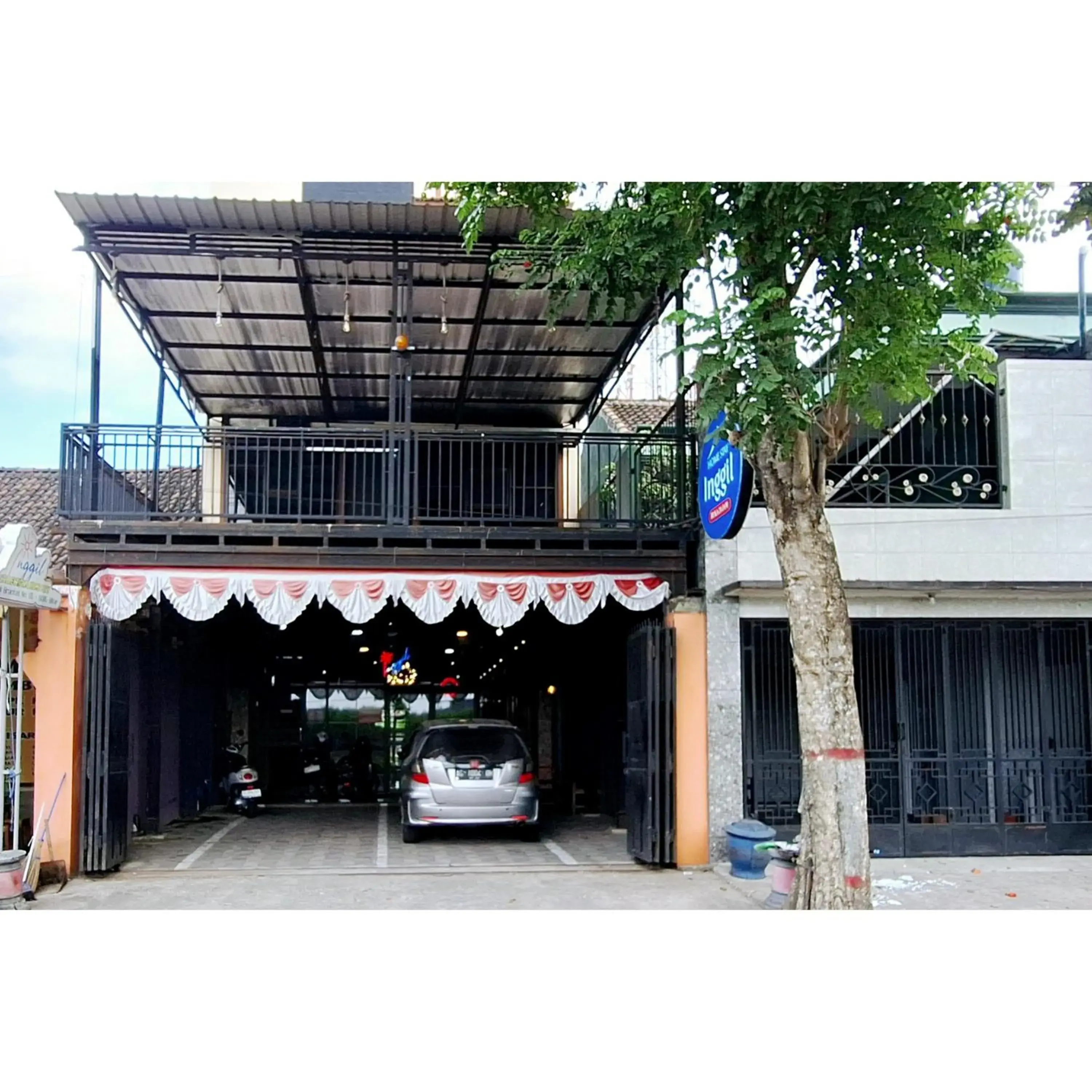 Facade/entrance in Home Inggil RedPartner Facade/entrance in Home Inggil RedPartner