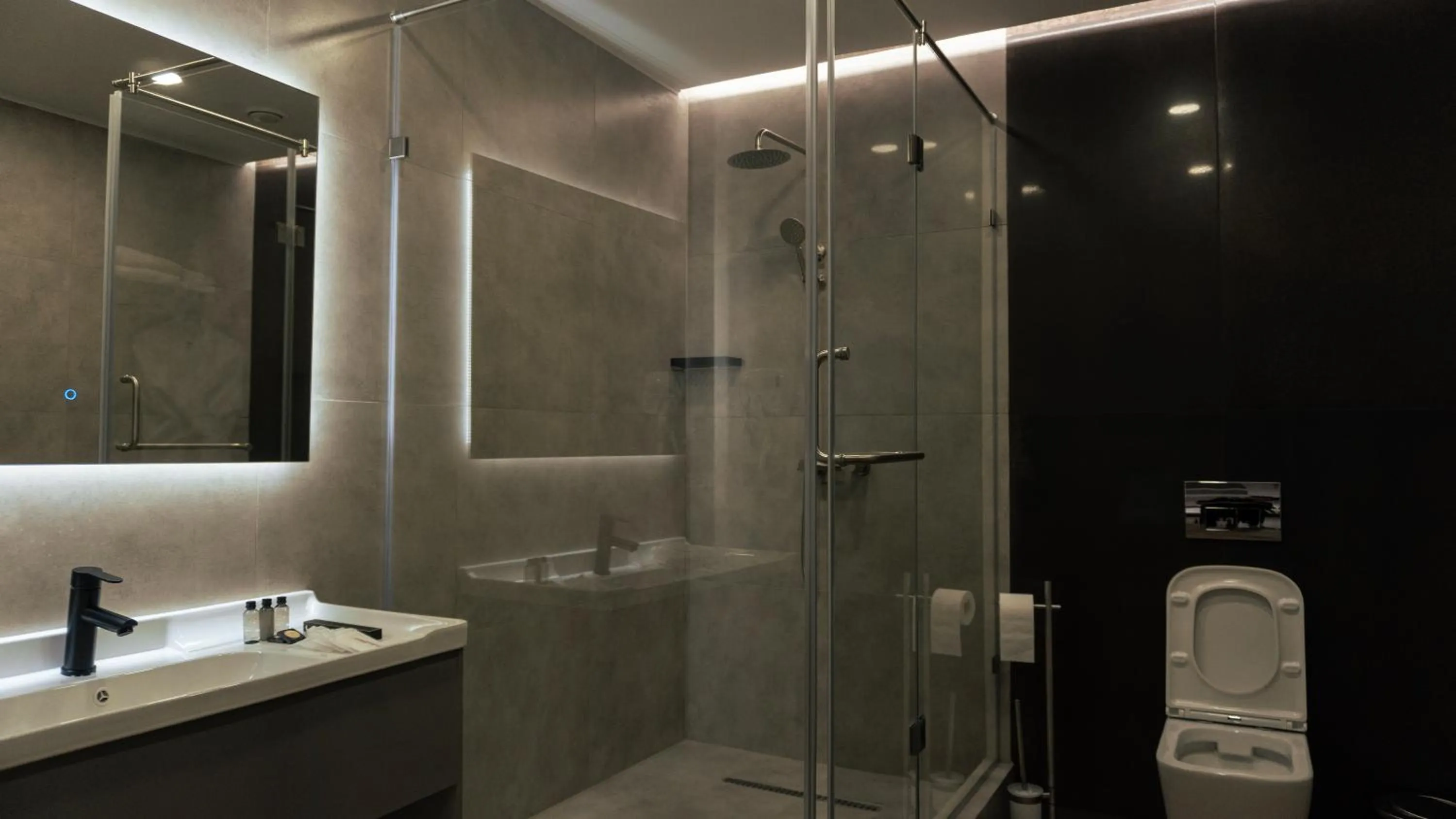 Shower in Five Hotel