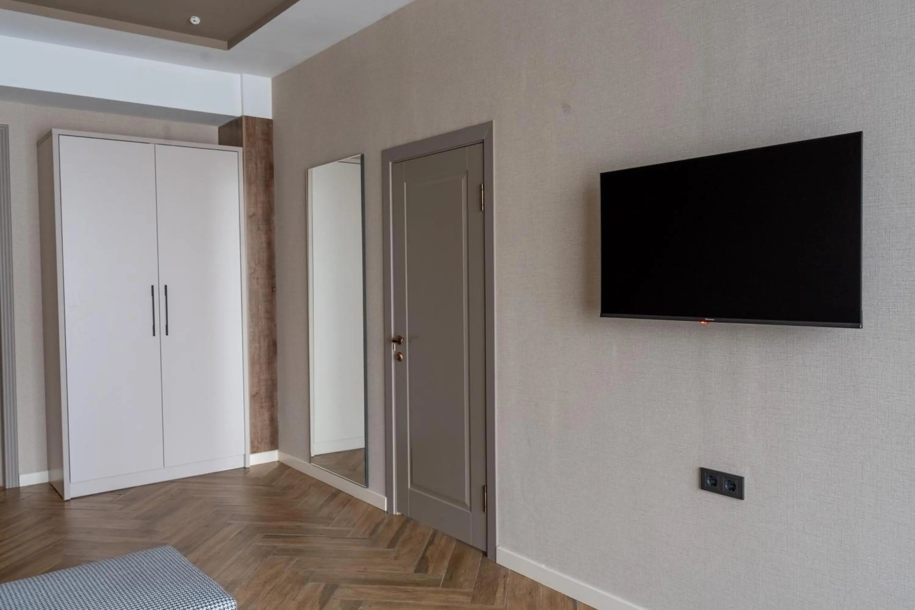 Communal lounge/ TV room in Five Hotel