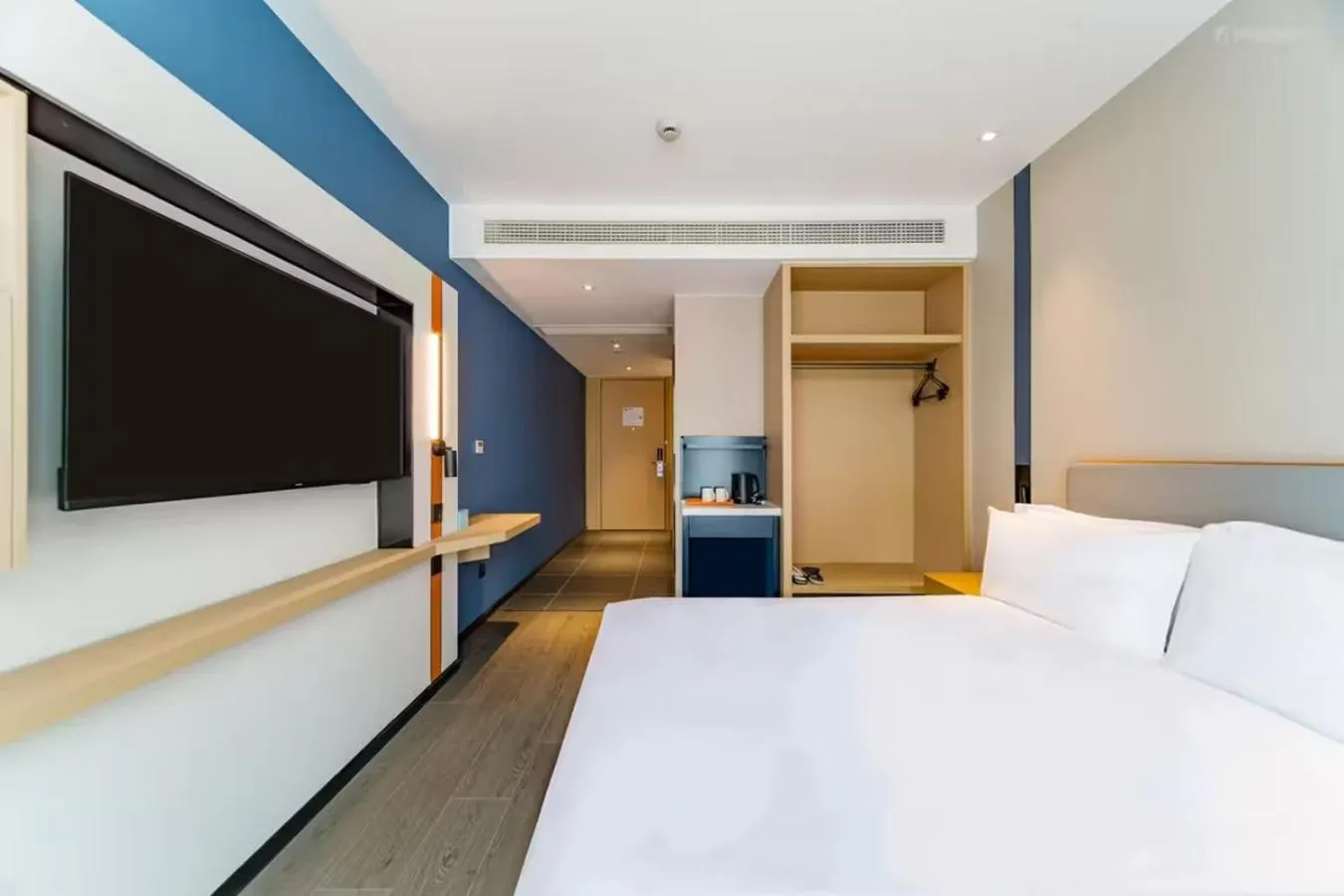Photo of the whole room, Bed in Holiday Inn Express Hangzhou Qianjiang CenturyCity by IHG