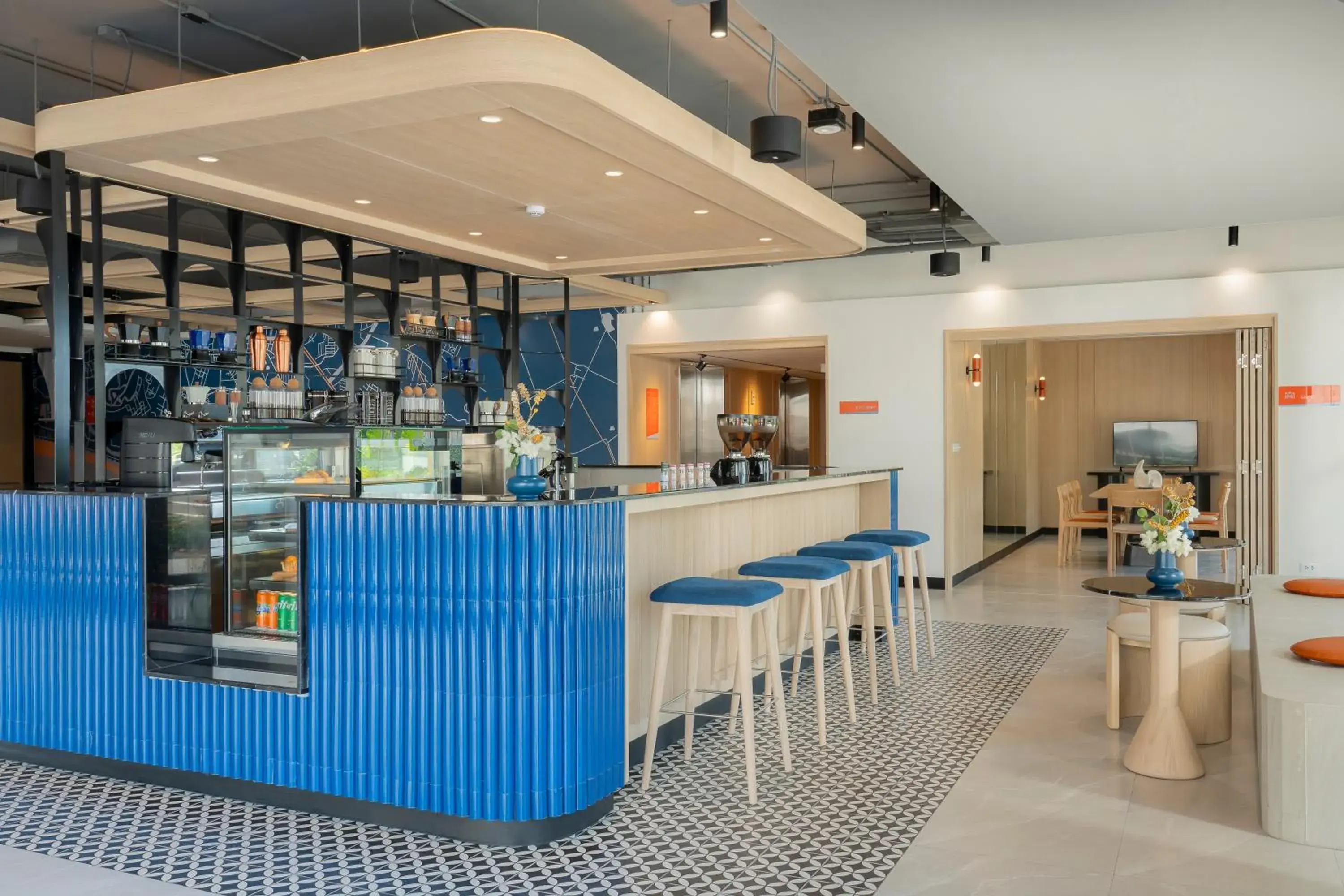 Lounge or bar in Holiday Inn Express Rayong Lounge or bar in Holiday Inn Express Rayong