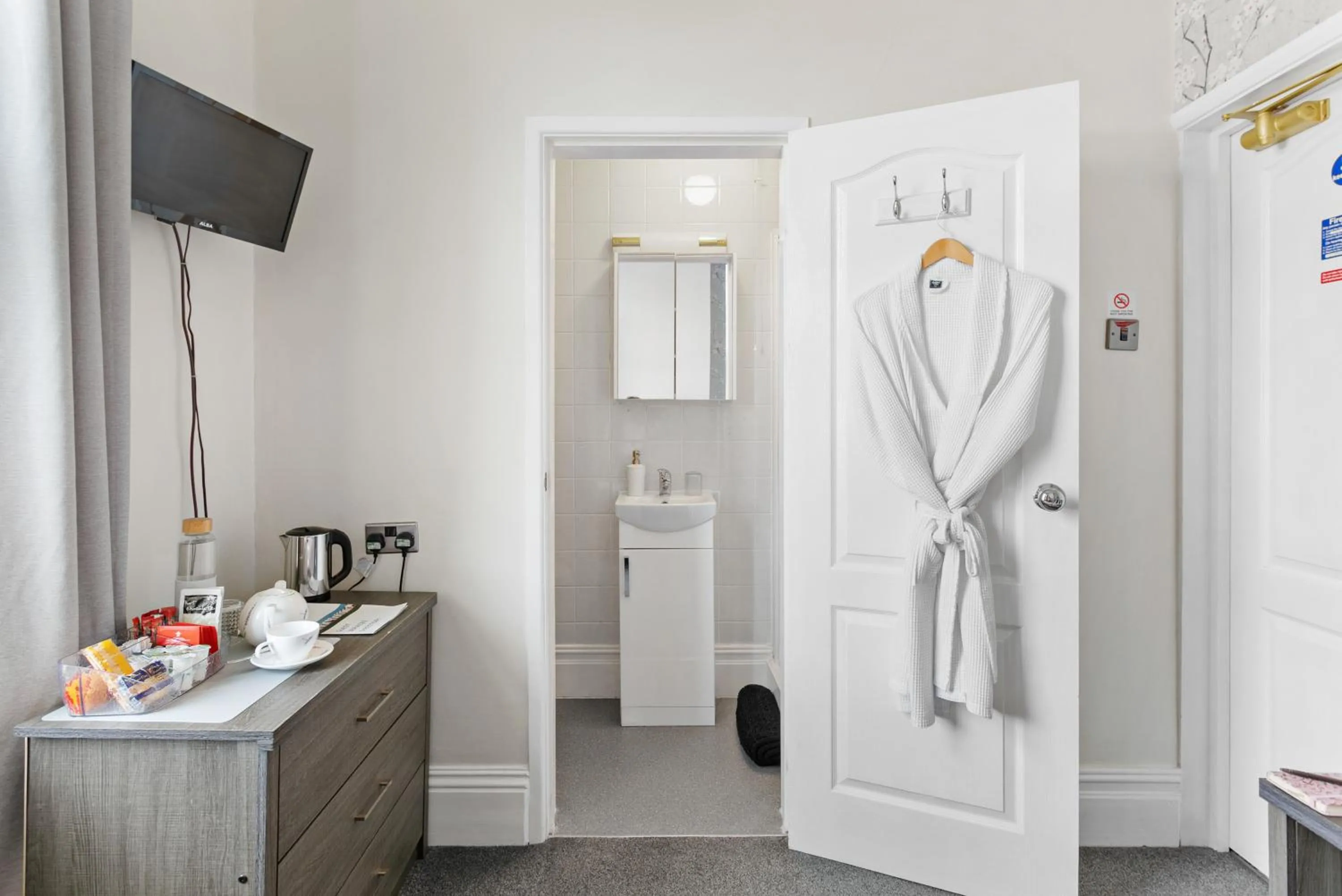 Shower in Cherwood Guest House