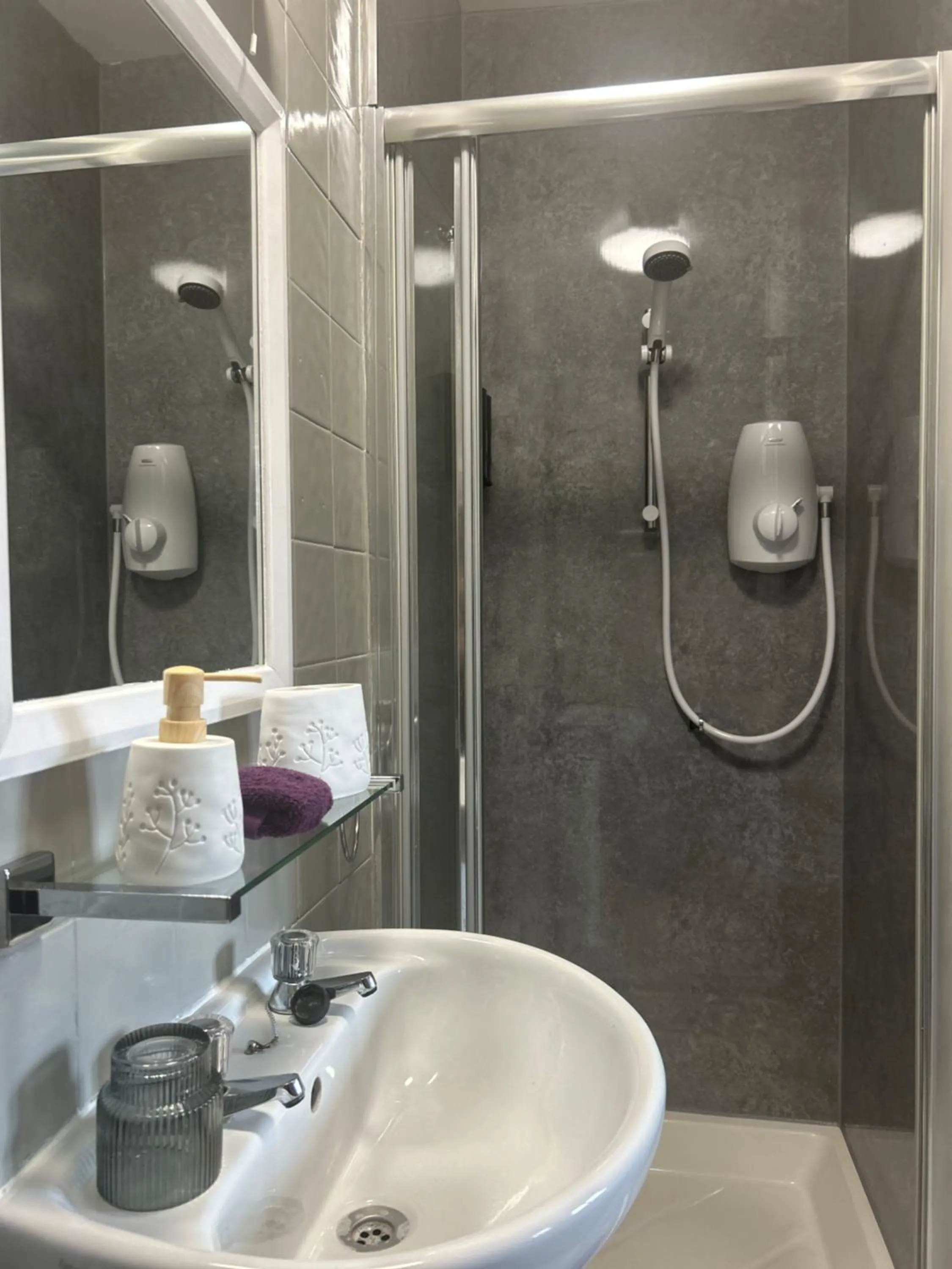Shower in Cherwood Guest House