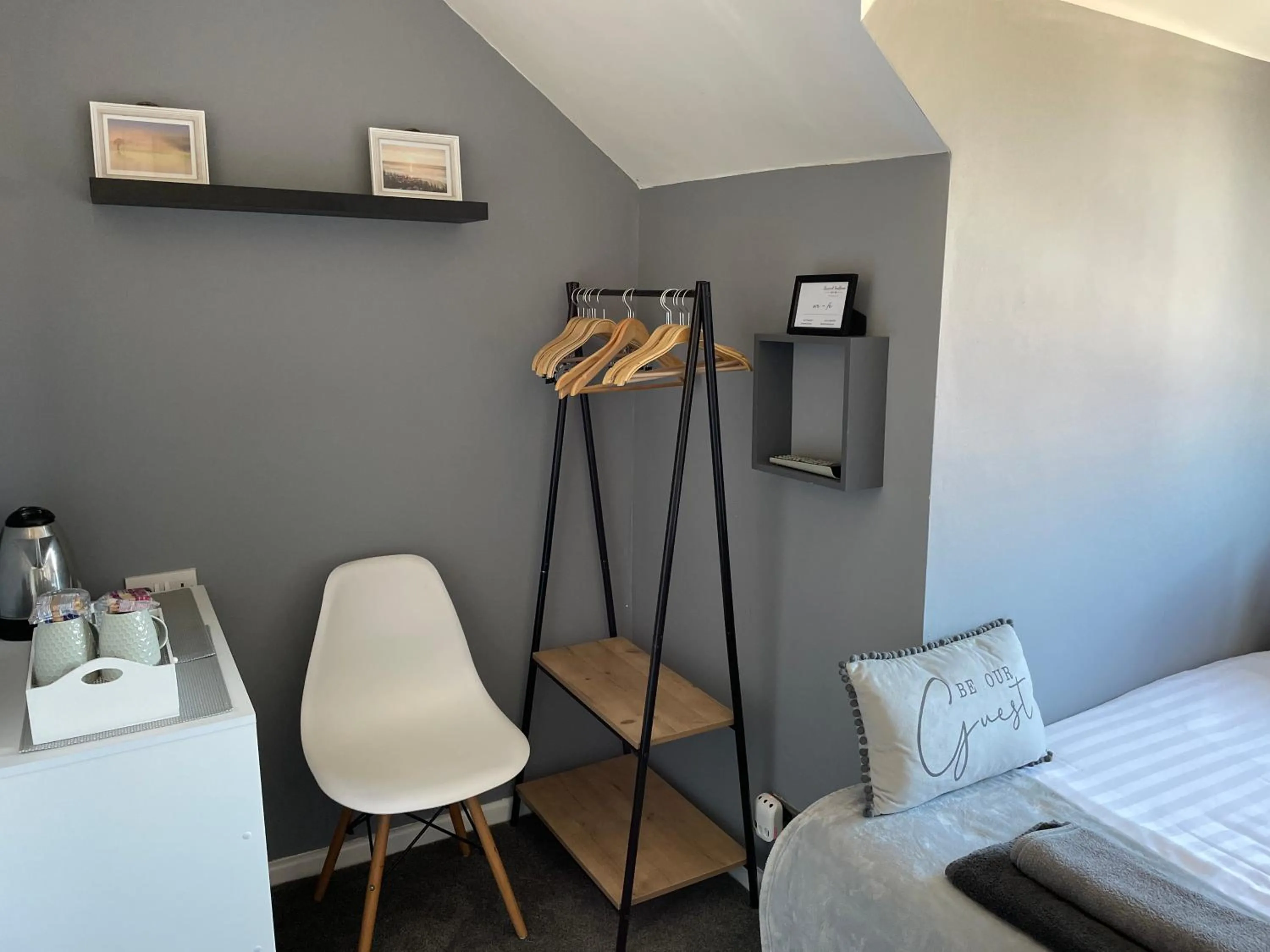 Seating area, Bed in Cherwood Guest House