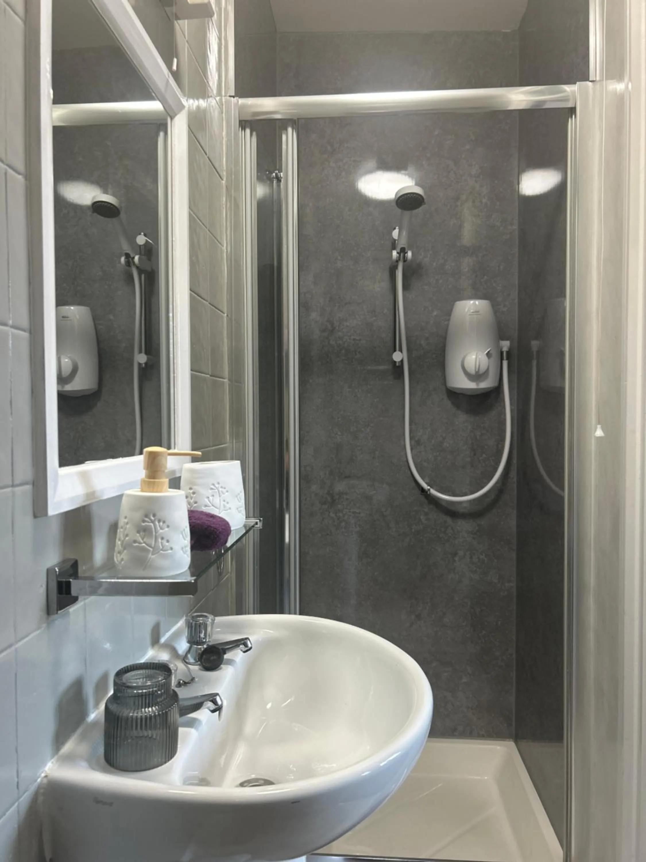 Shower in Cherwood Guest House