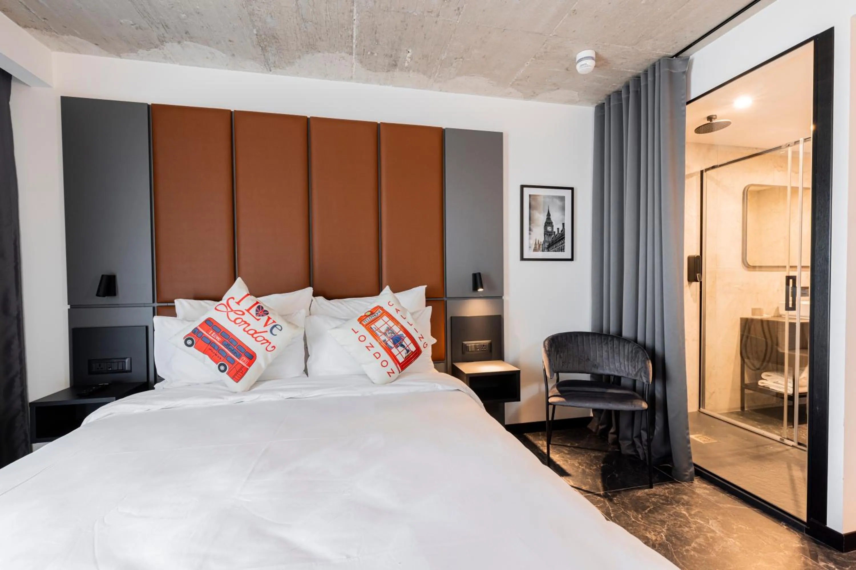 Bed in The Londoner Hotel St. Julian's