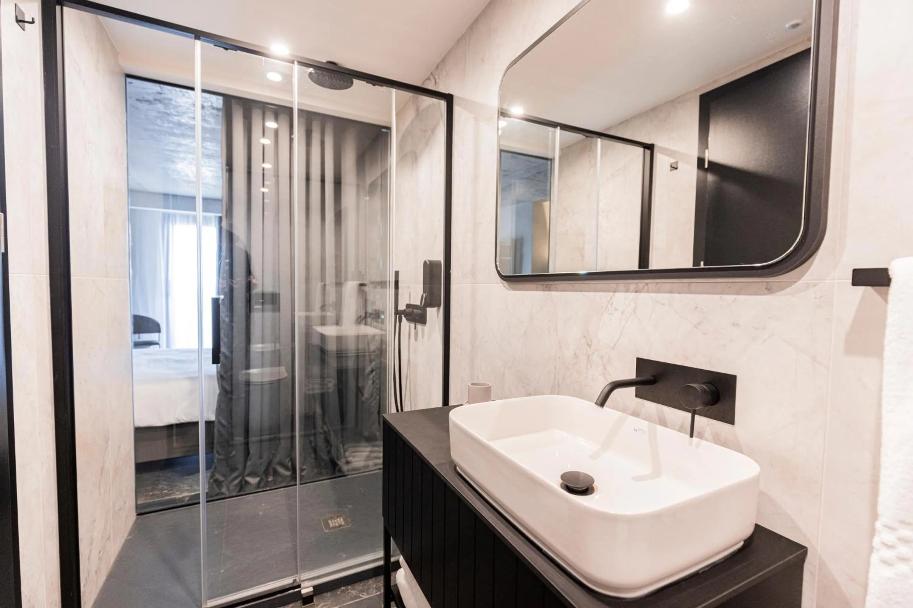 Shower in The Londoner Hotel St. Julian's