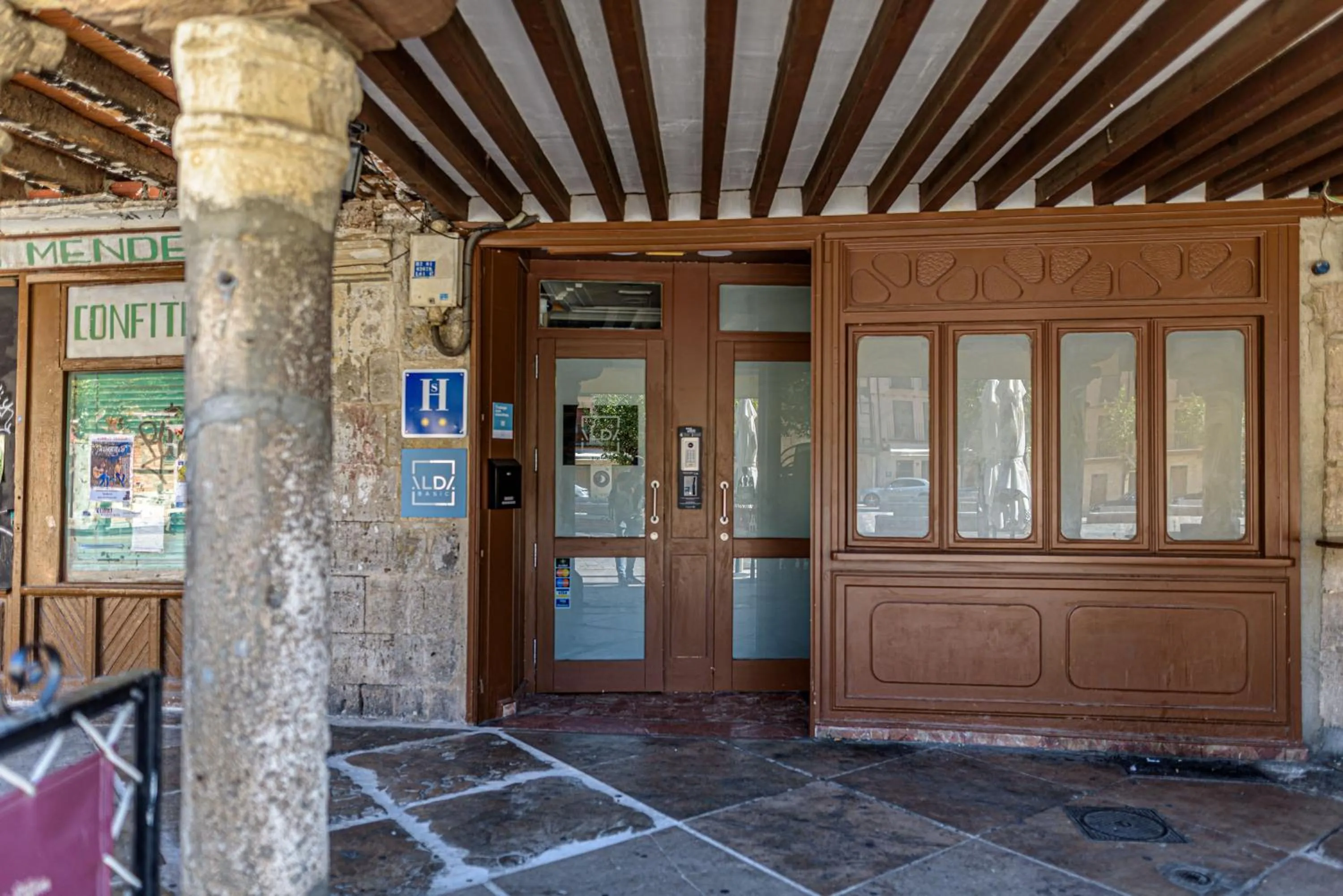 Facade/entrance in Alda Plaza Mayor Toro