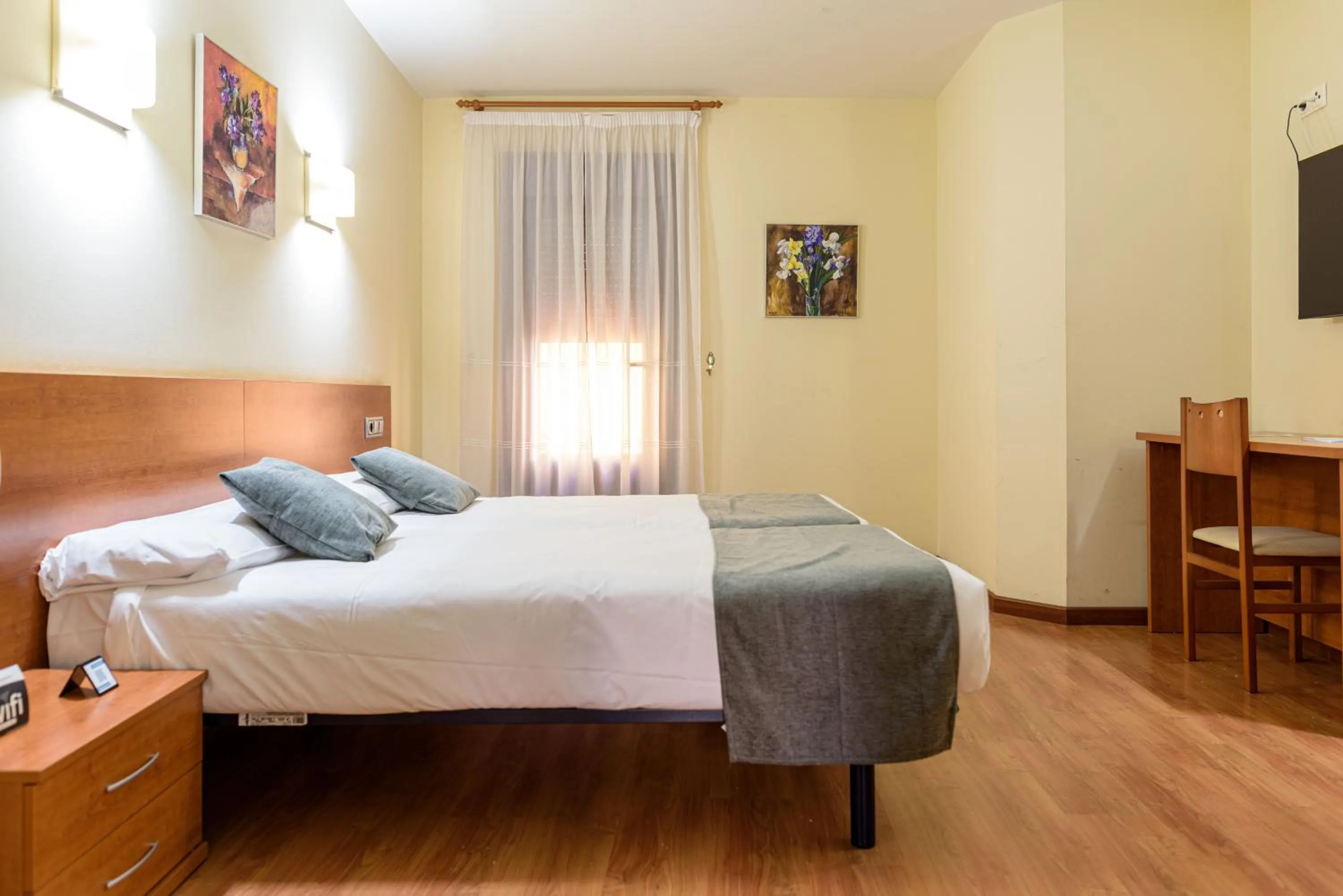 Photo of the whole room, Bed in Alda Plaza Mayor Toro