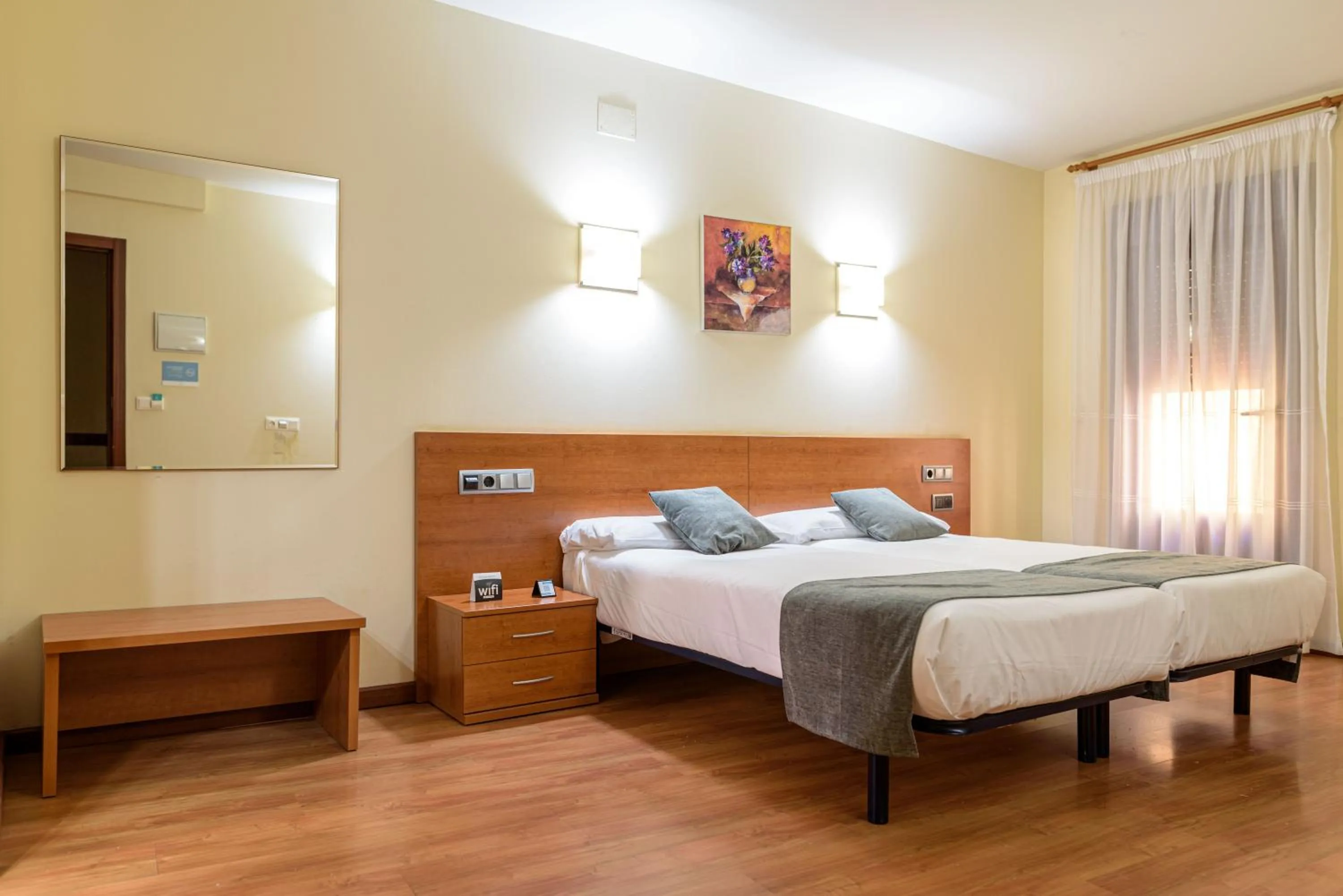 Photo of the whole room, Bed in Alda Plaza Mayor Toro