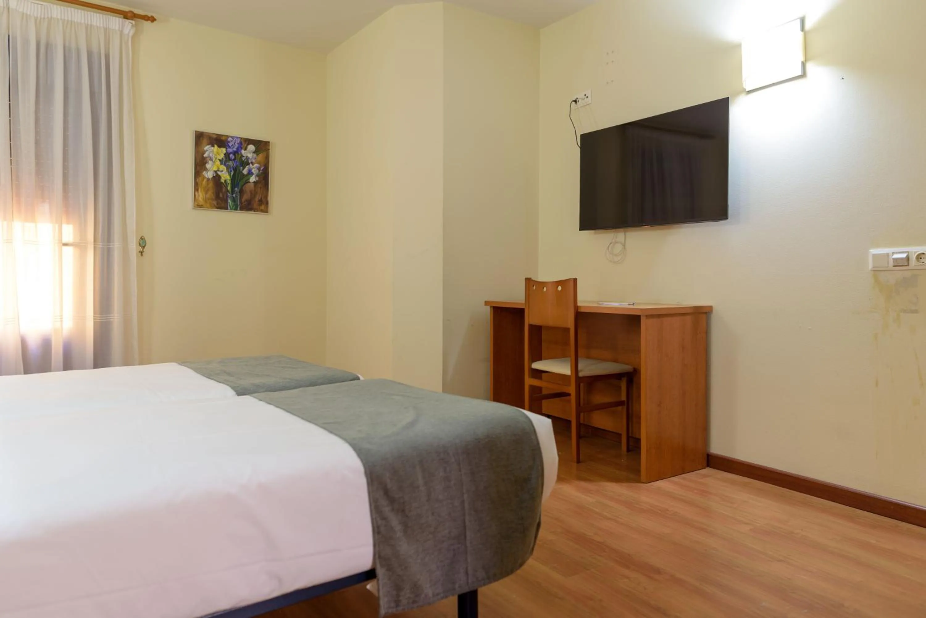 Photo of the whole room, Bed in Alda Plaza Mayor Toro