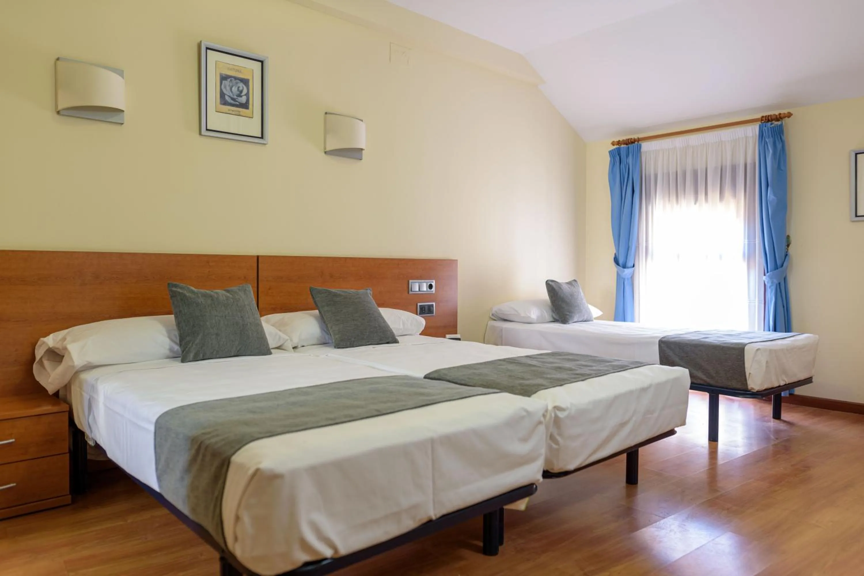 Photo of the whole room, Bed in Alda Plaza Mayor Toro