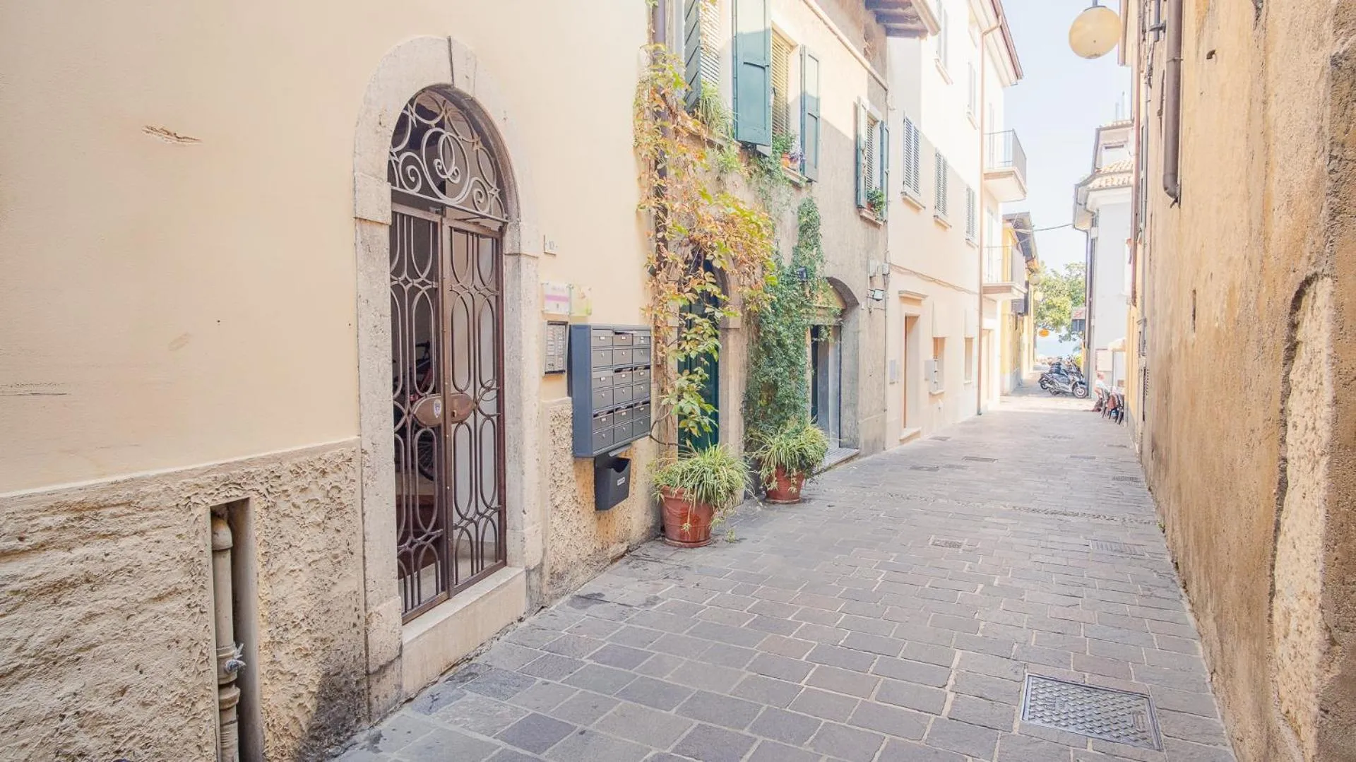 Old Town Alley - Italian Homing