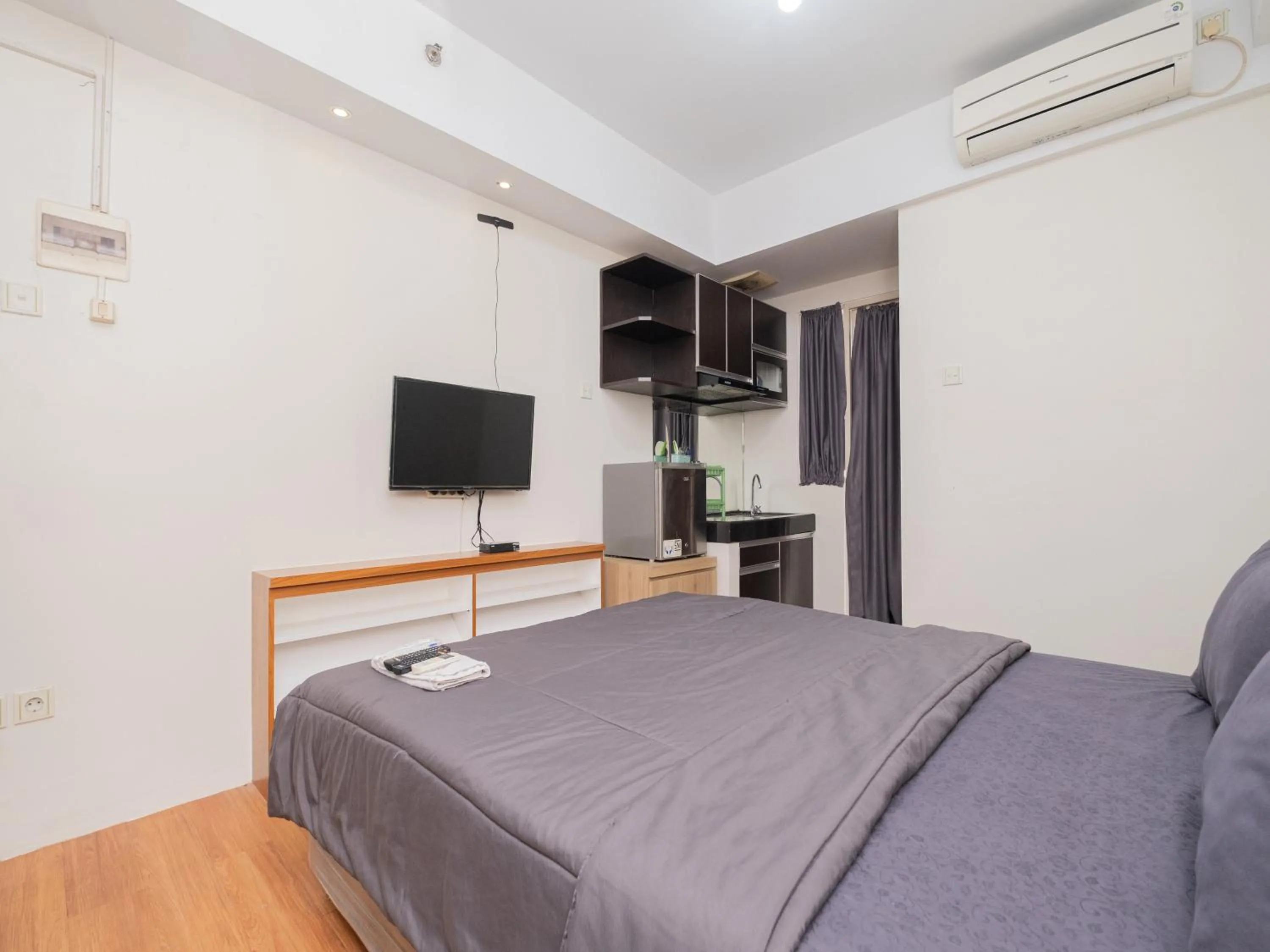 Bed in Apartemen Green Lake View Ciputat by Alfa Rooms