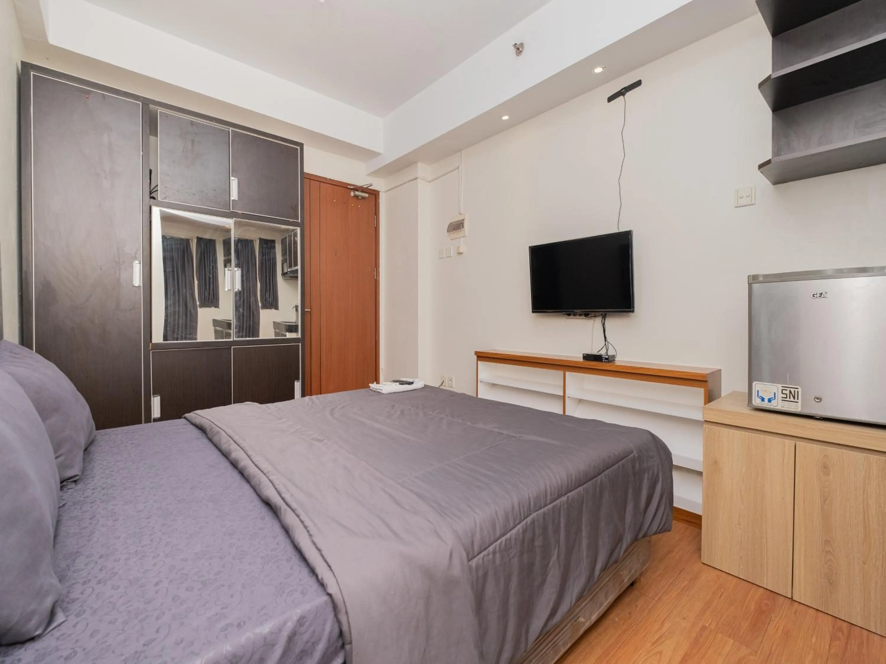 Bed in Apartemen Green Lake View Ciputat by Alfa Rooms